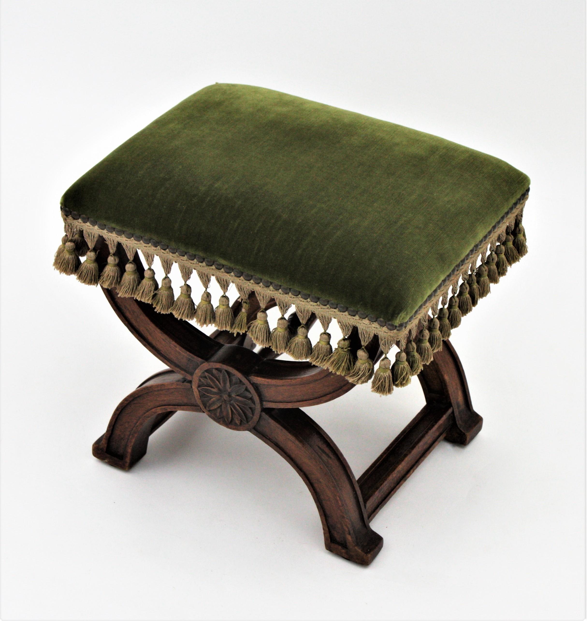 XIXe siècle Tabouret Curule espagnol en wanut et tapisserie de velours vert en vente