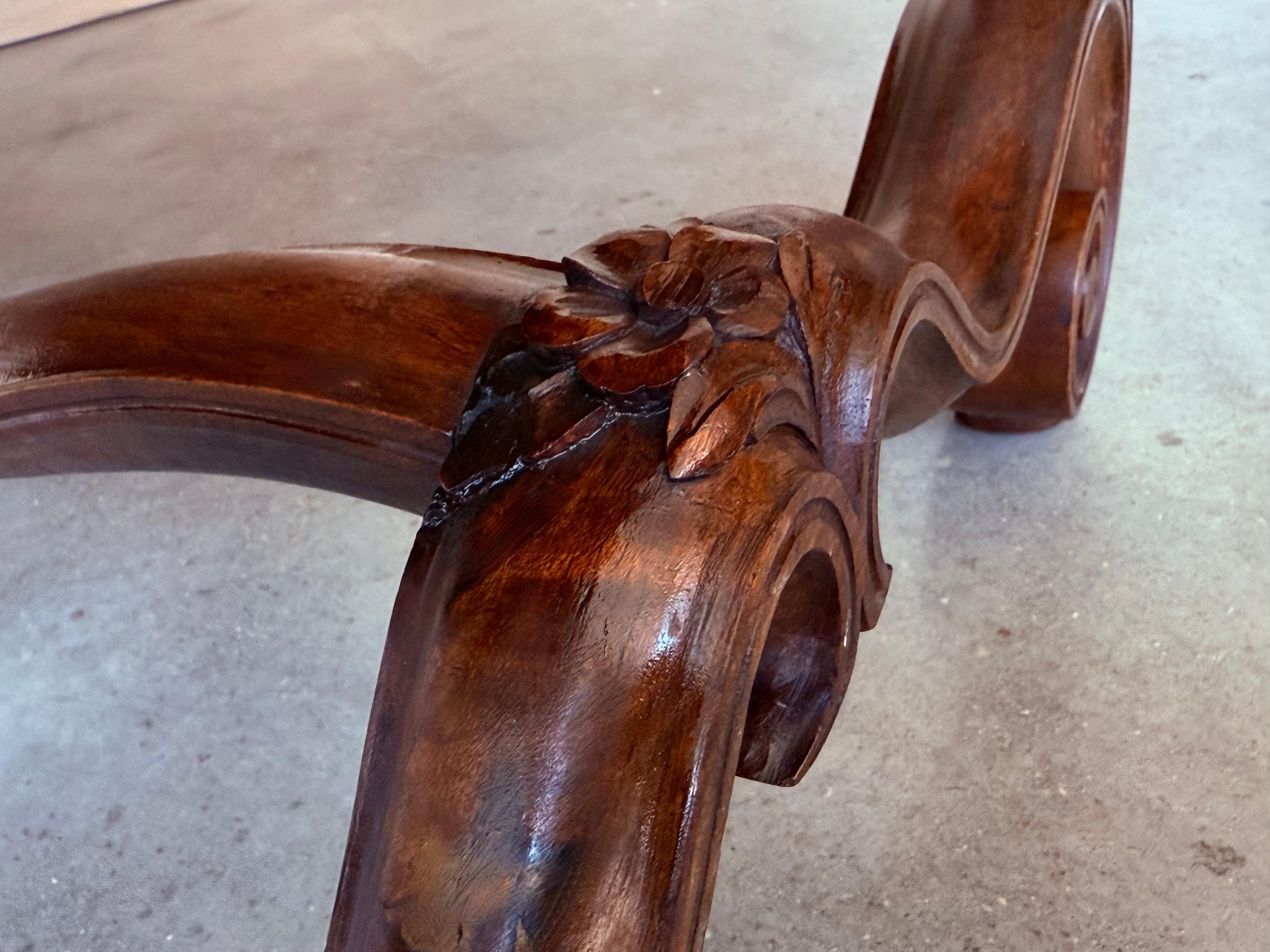 Banc en velours damassé espagnol avec dossier et pieds sculptés en noyer en vente 5