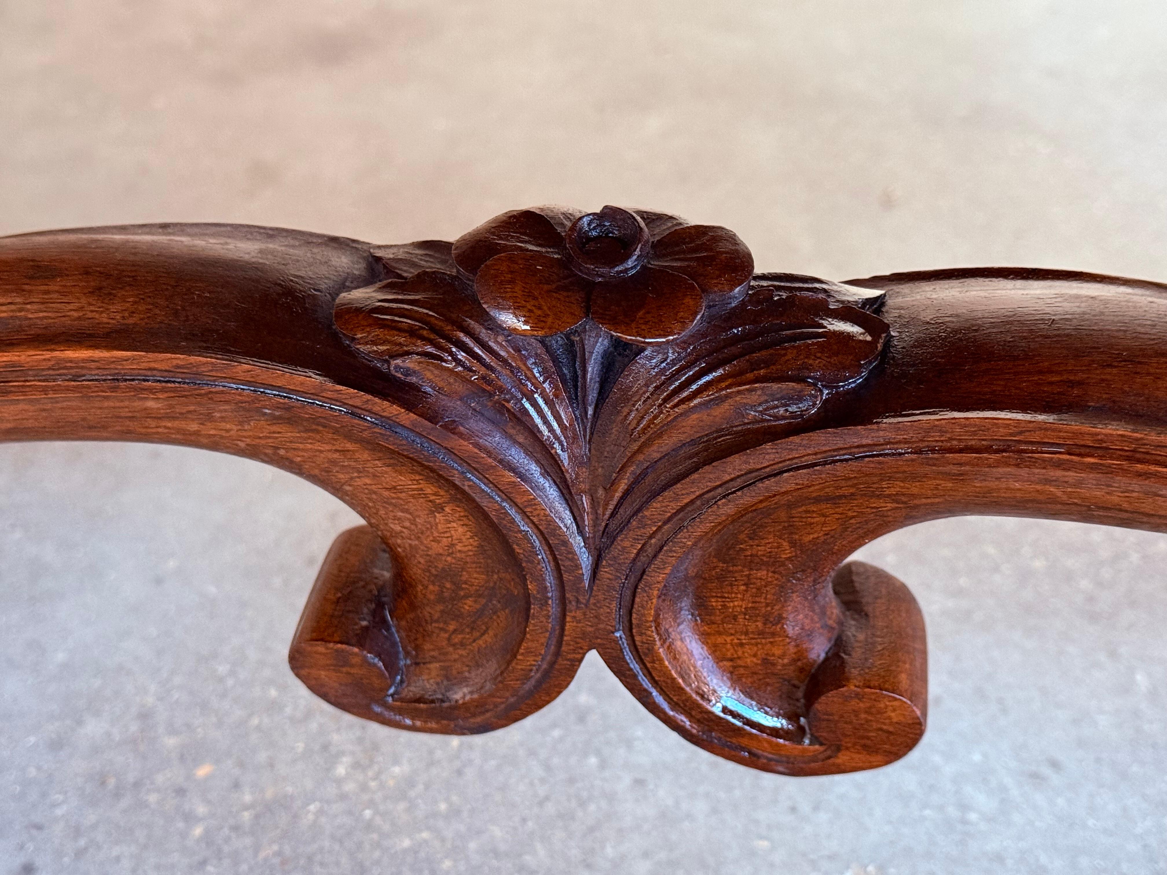 Banc en velours damassé espagnol avec dossier et pieds sculptés en noyer en vente 6