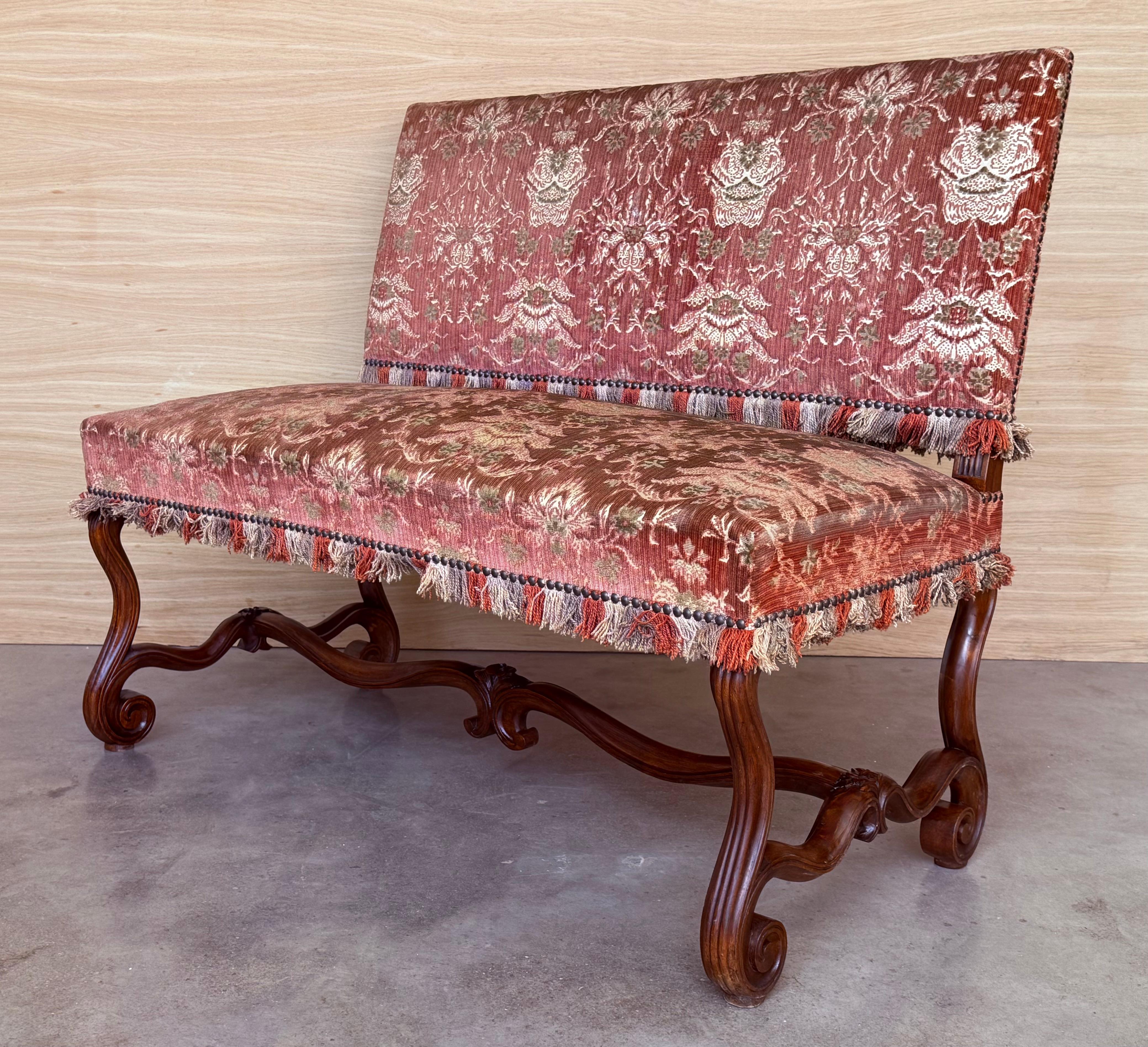 Baroque Banc en velours damassé espagnol avec dossier et pieds sculptés en noyer en vente