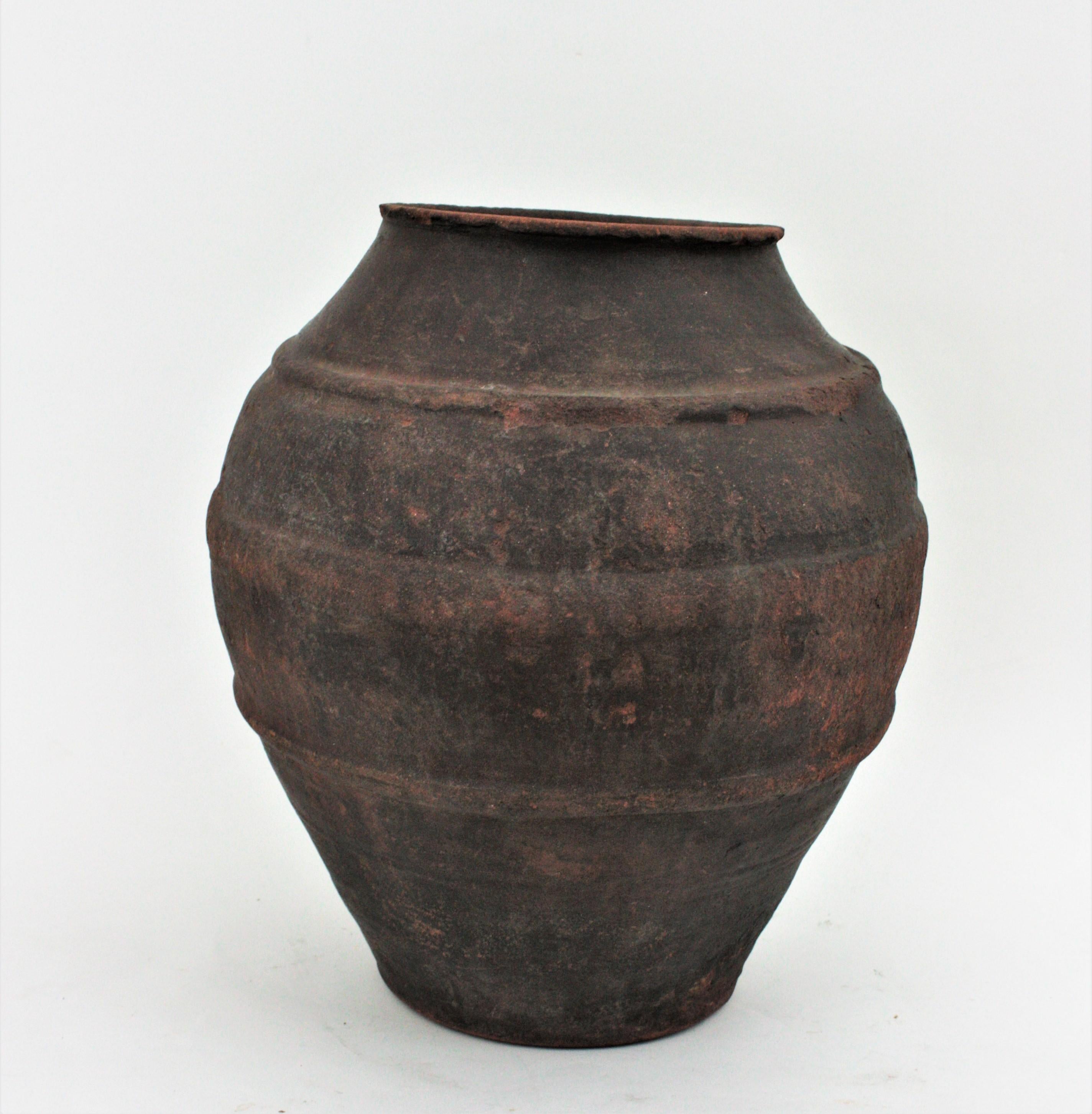 Spanish Dark Terracotta Olive Jar / Vessel In Good Condition For Sale In Barcelona, ES