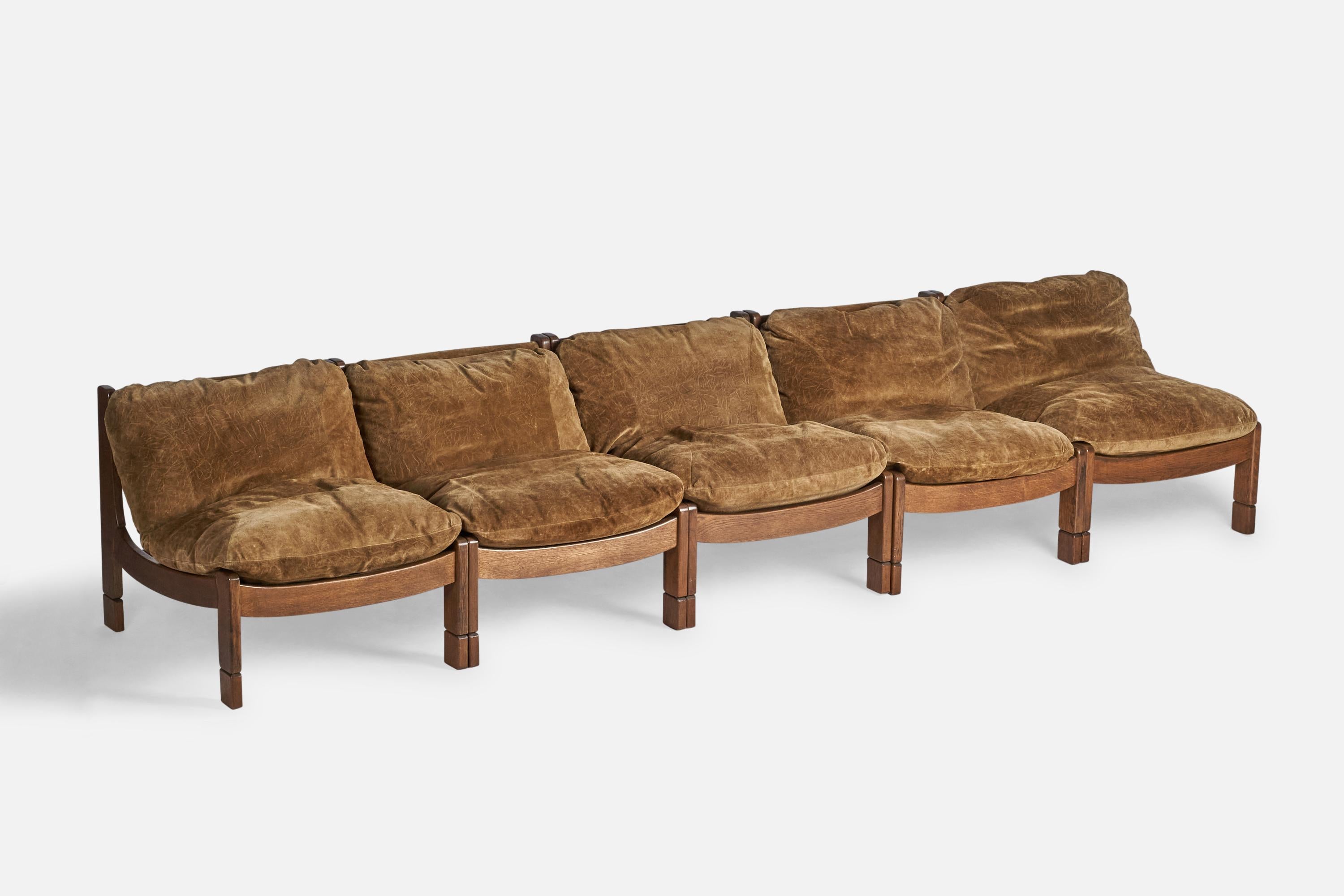Ein modulares Sofa aus dunkel gebeizter Eiche, braunem Wildleder und Kordel oder 5 Pantoffelstühle mit Ottomane, entworfen und hergestellt in Spanien, um 1950.