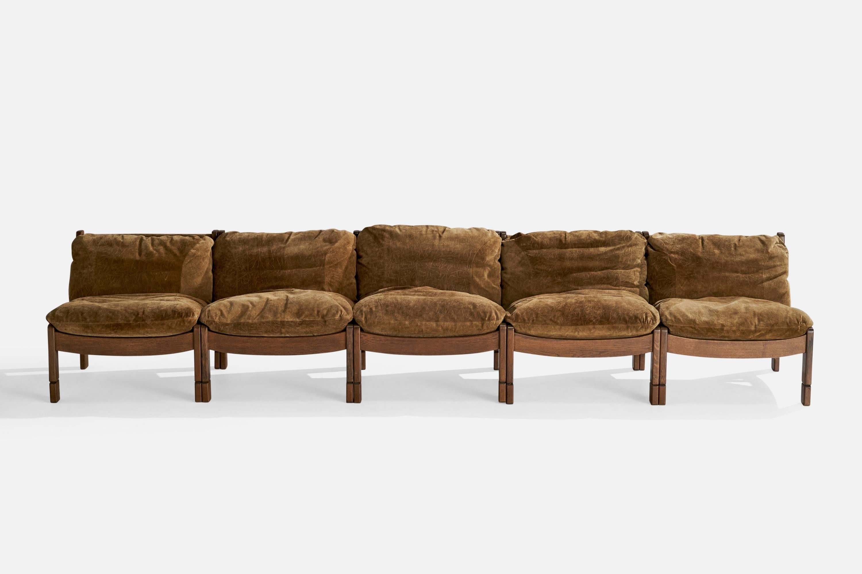 Ein modulares Sofa aus dunkel gebeizter Eiche, braunem Wildleder und Kordel oder 5 Pantoffelstühle mit Ottomane, entworfen und hergestellt in Spanien, um 1950.