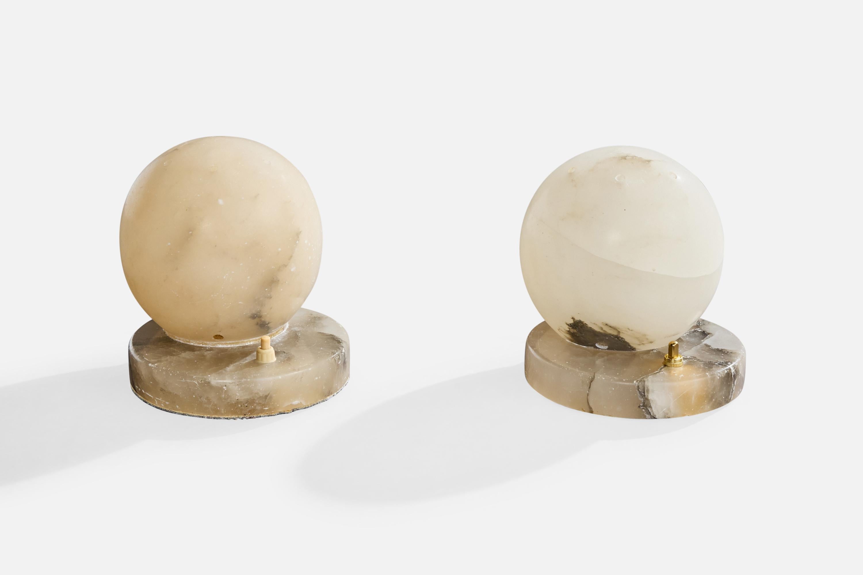 Paire de lampes de table en albâtre probablement conçues et produites en Espagne, c.C. 1970.

Craquelures au niveau des cheveux, comme illustré.

Dimensions de la lampe (pouces) : 6.25 