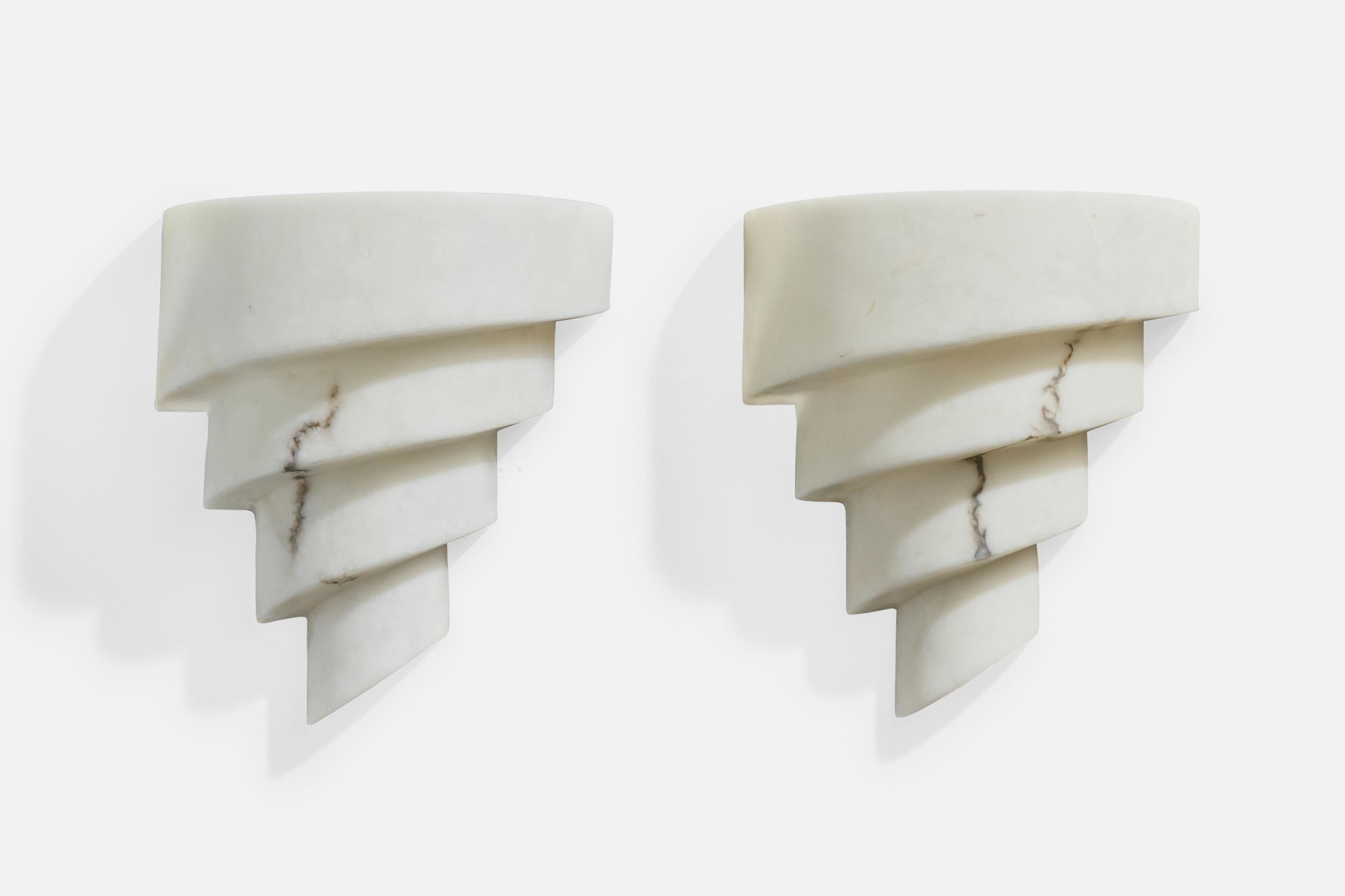 Pareja de apliques de resina pintados en alabastro, diseñados y fabricados en España, c. 1980.

Dimensiones totales (en pulgadas): 12,0 