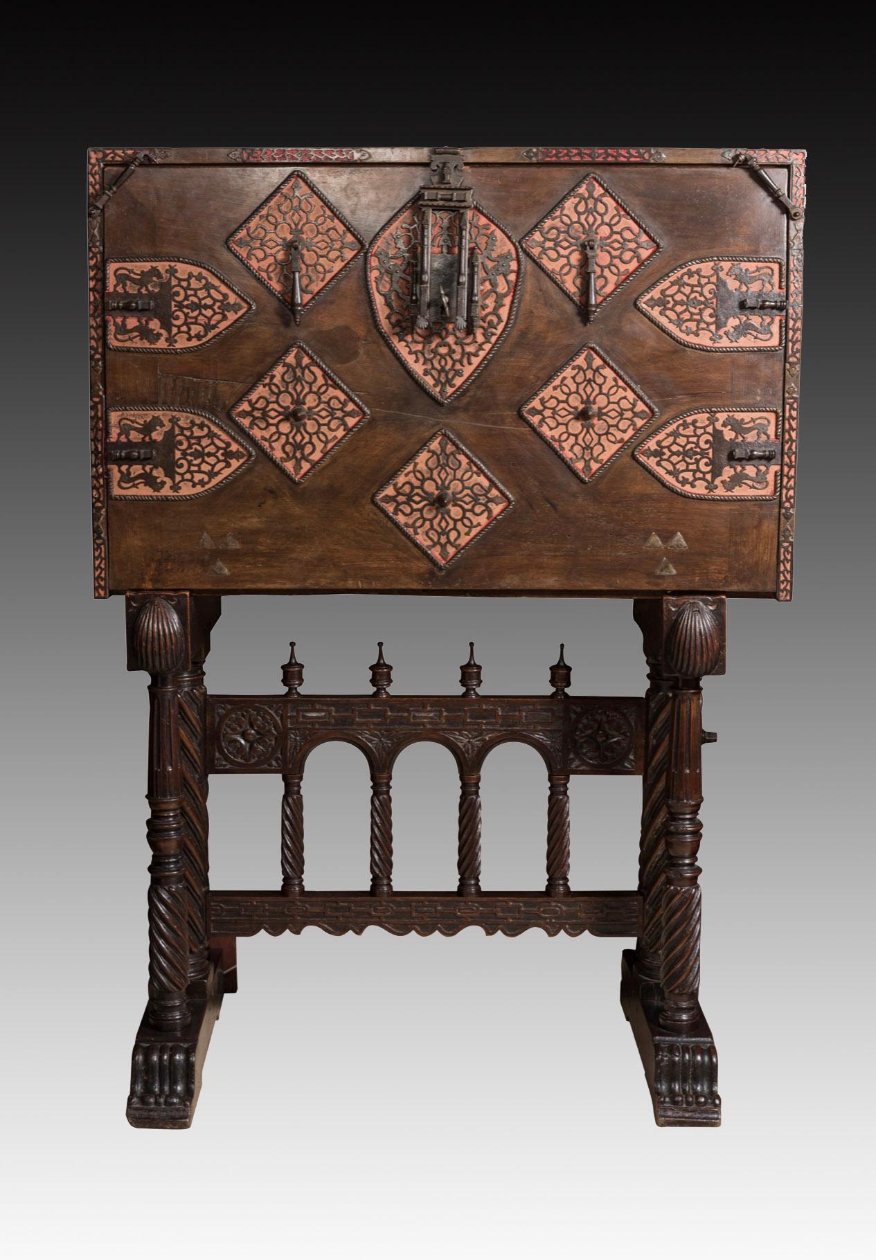 Bargueño; Spain, 17th century. Walnut wood. 
 Period fittings and the foot made in the XIX century. / Herrajes de época, pie siglo XIX.
 Bargueño with small columns, with a folding front cover, decorated on the outside with cut and openwork metal