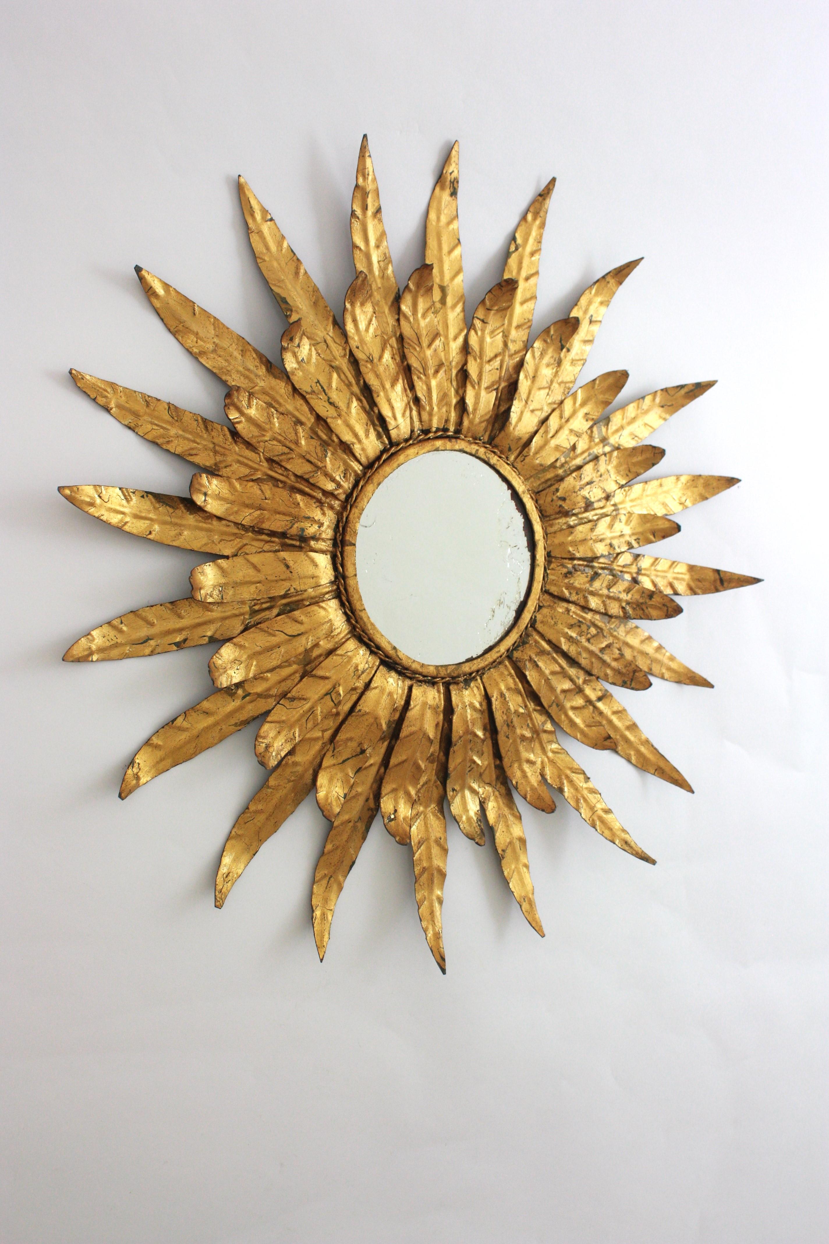 Mid-Century moderno Specchio spagnolo a doppio strato in ferro dorato con cornice a fogliame in vendita