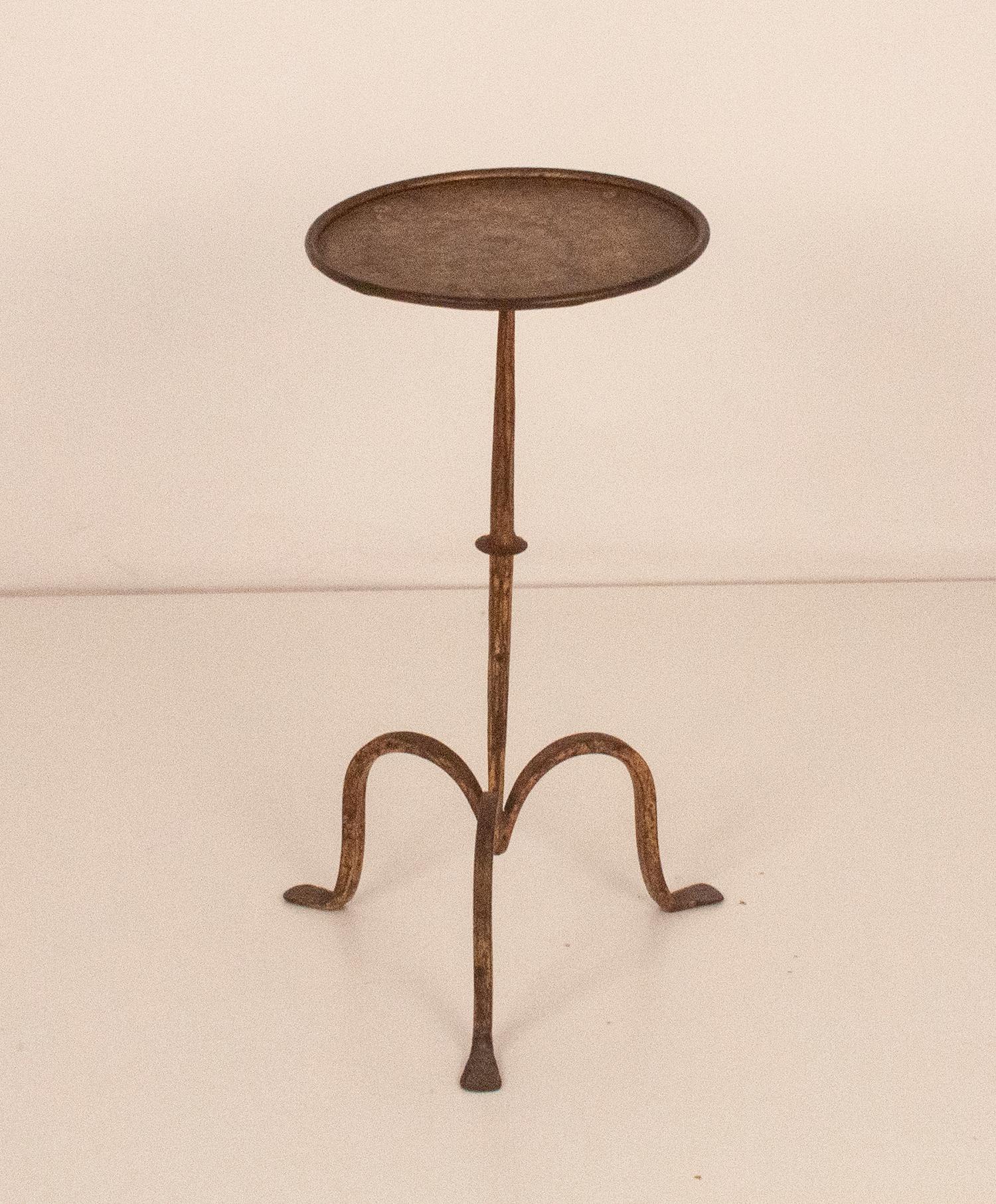 Nice hand-hammered gilt patinated occasional table or martini table with three-footed looped base, Spain, 1940-1950s.
It can be used as a drink table, end table, coffee table.
Very versatile table.
