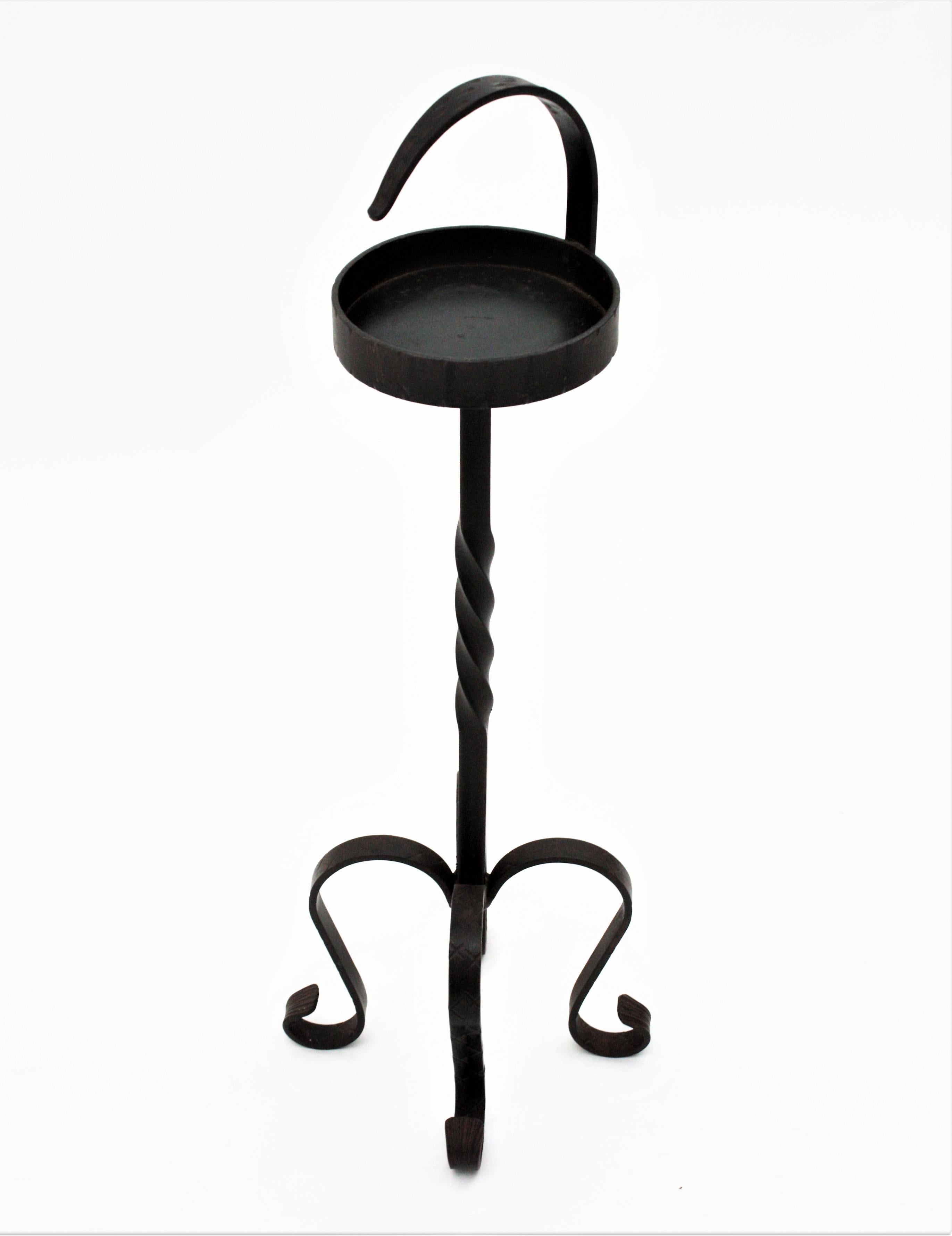 Néo-gothique Table à boissons ou table d'appoint espagnole avec poignée, fer forgé en vente