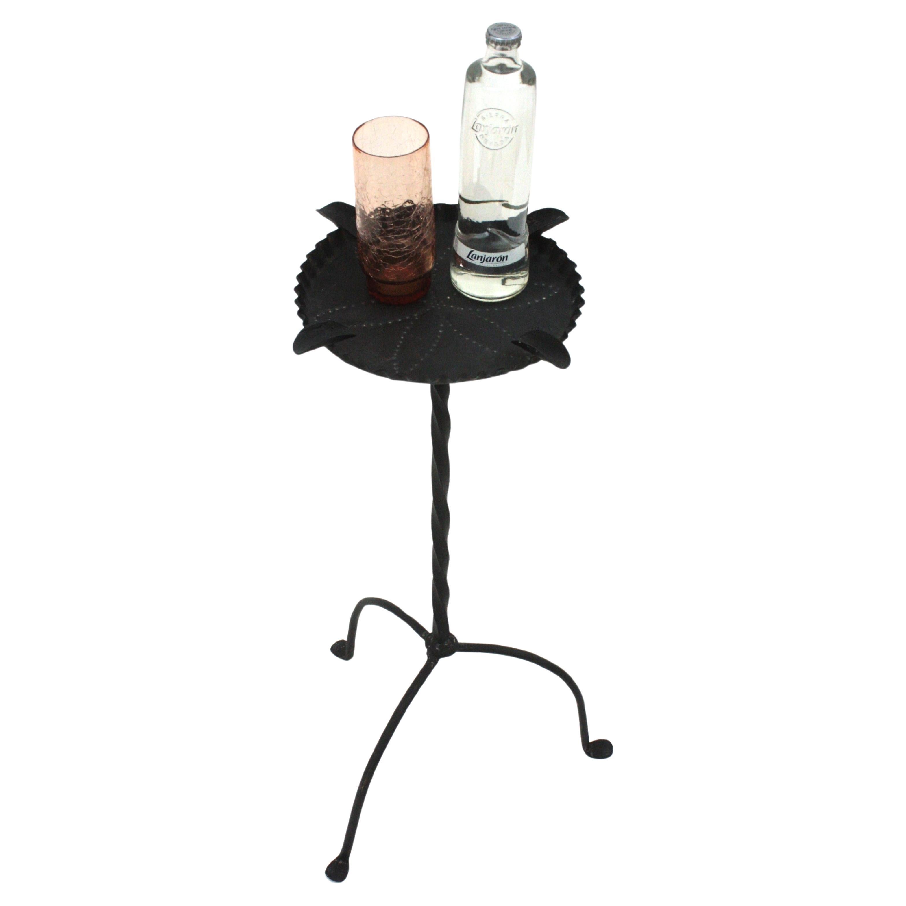 Mesa Martini // Gueridón // Mesa auxiliar // Mesa auxiliar // Mesa para bebidas // Cenicero de pie

Elegante mesa auxiliar para bebidas / cenicero de pie de hierro martillado a mano  de pie sobre la base de un trípode. España, años 50.
Esta mesa