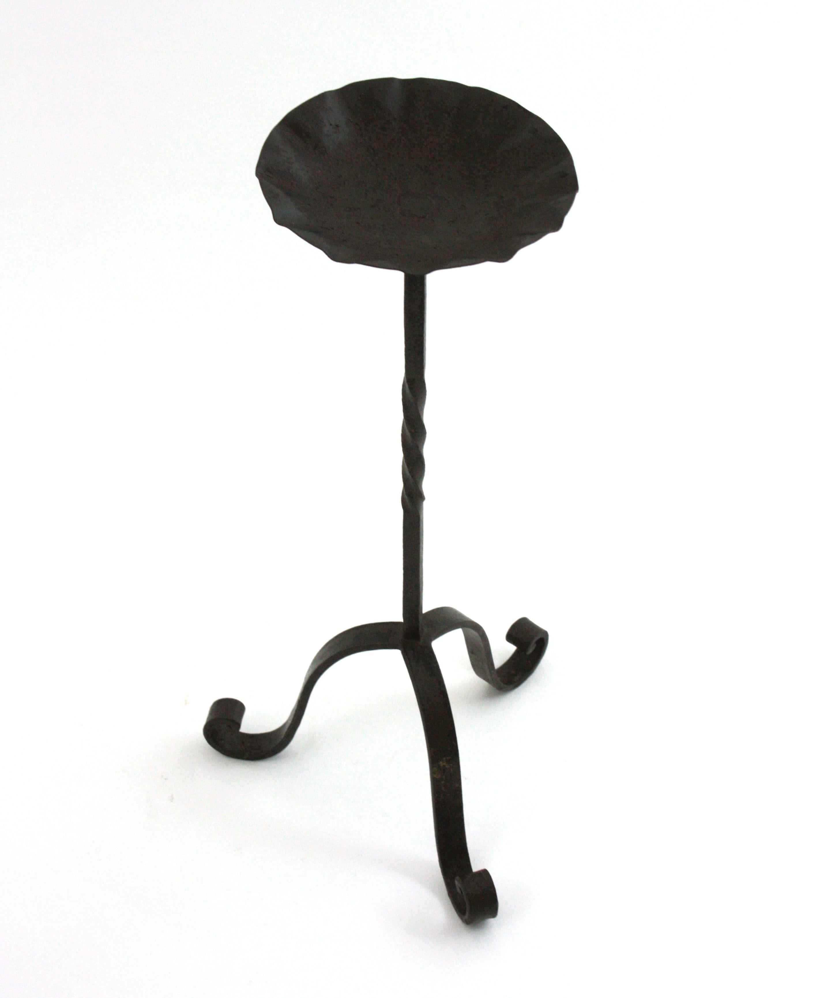 Mid-Century Modern Table à boire espagnole Gueridon / Table d'appoint ou de chevet en fer noir en vente