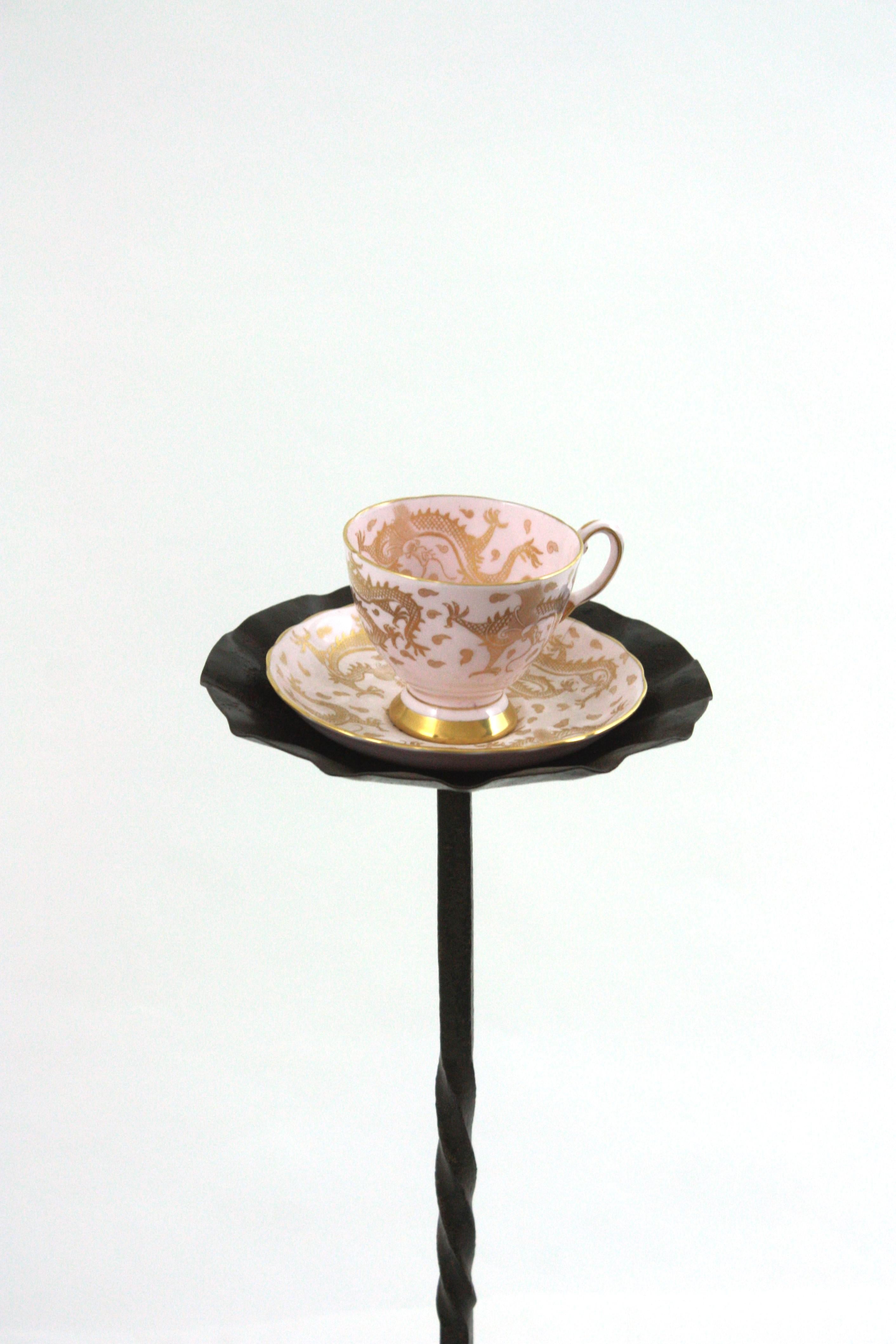 Espagnol Table à boire espagnole Gueridon / Table d'appoint ou de chevet en fer noir en vente