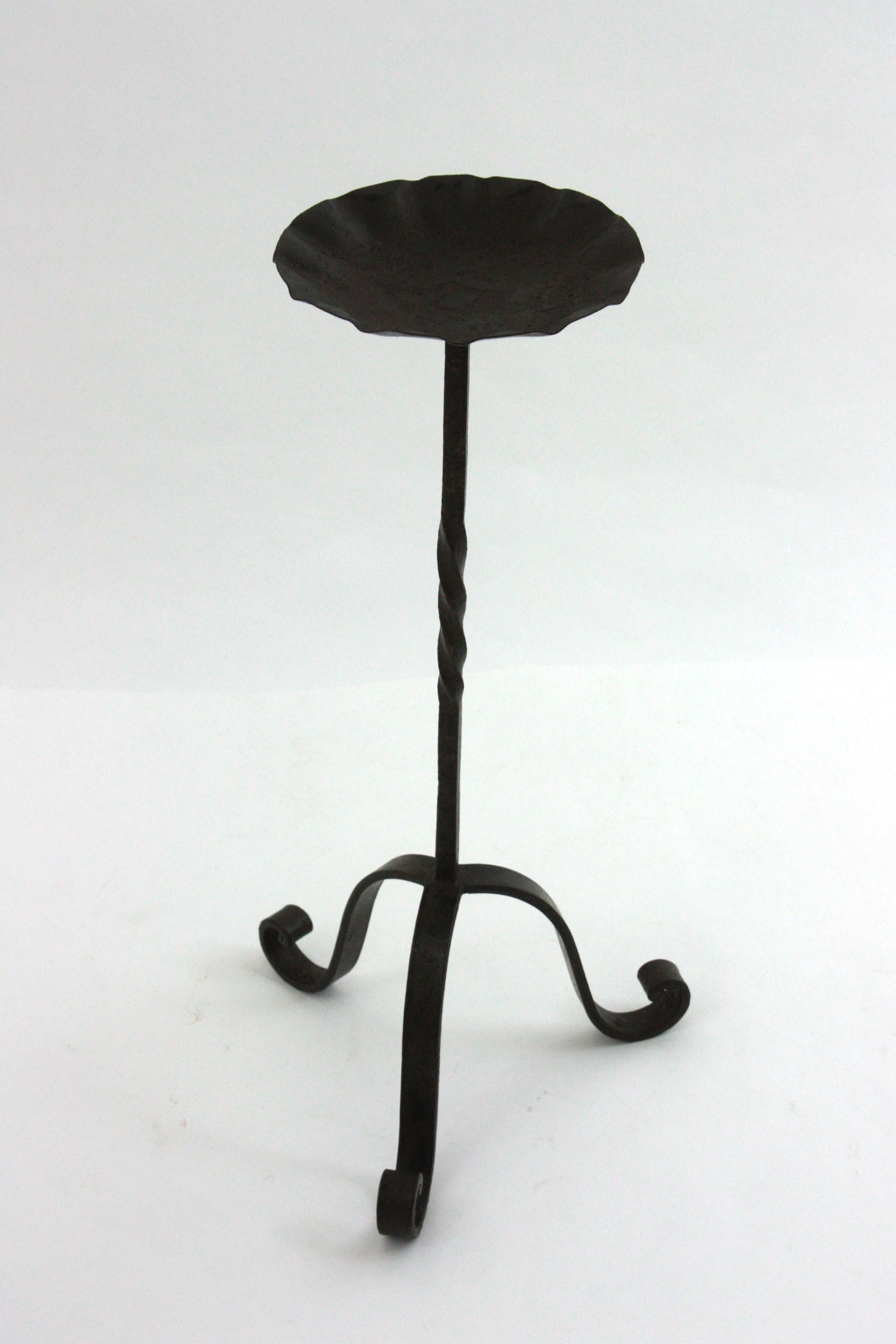 Table à boire espagnole Gueridon / Table d'appoint ou de chevet en fer noir en vente 1