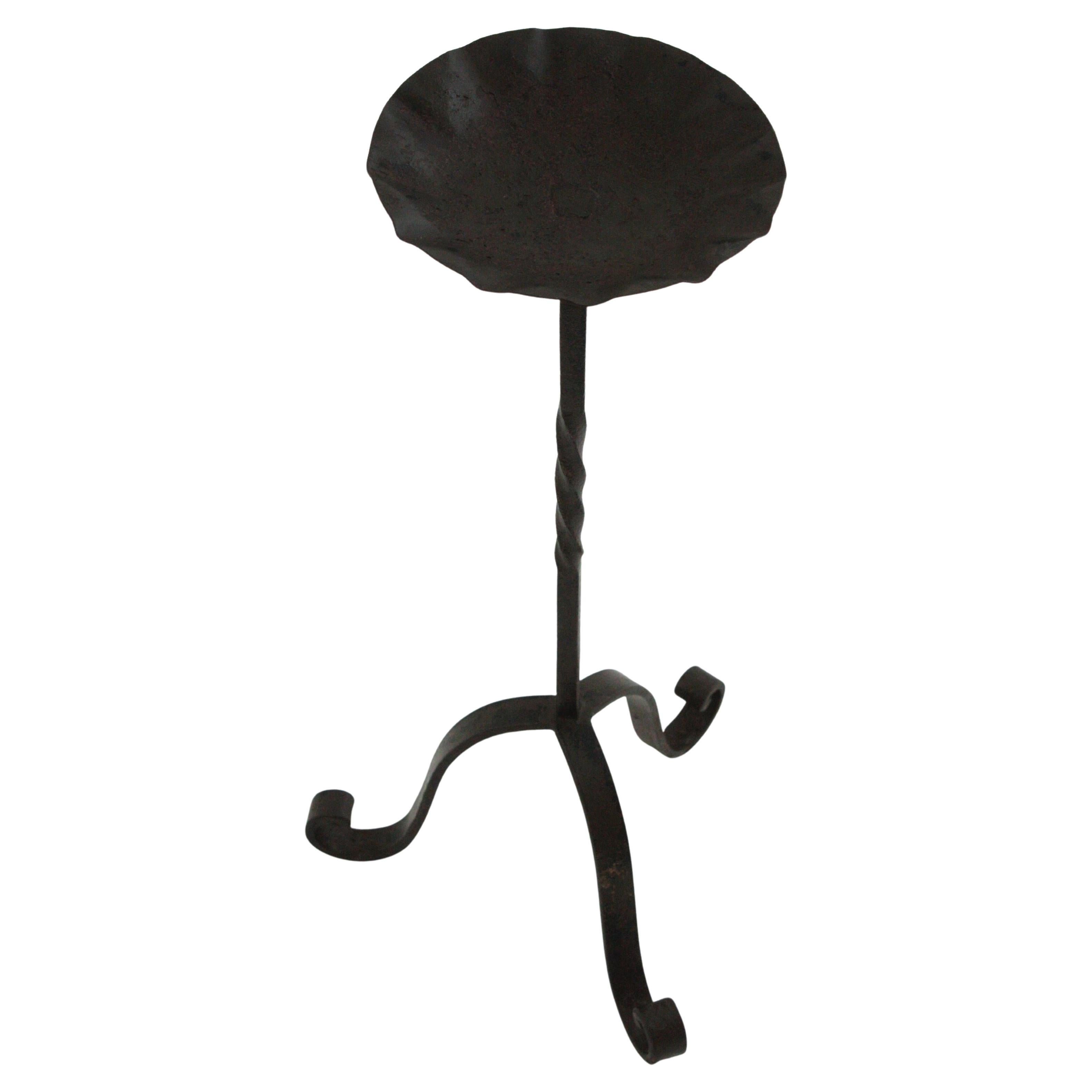 Table à boire espagnole Gueridon / Table d'appoint ou de chevet en fer noir en vente
