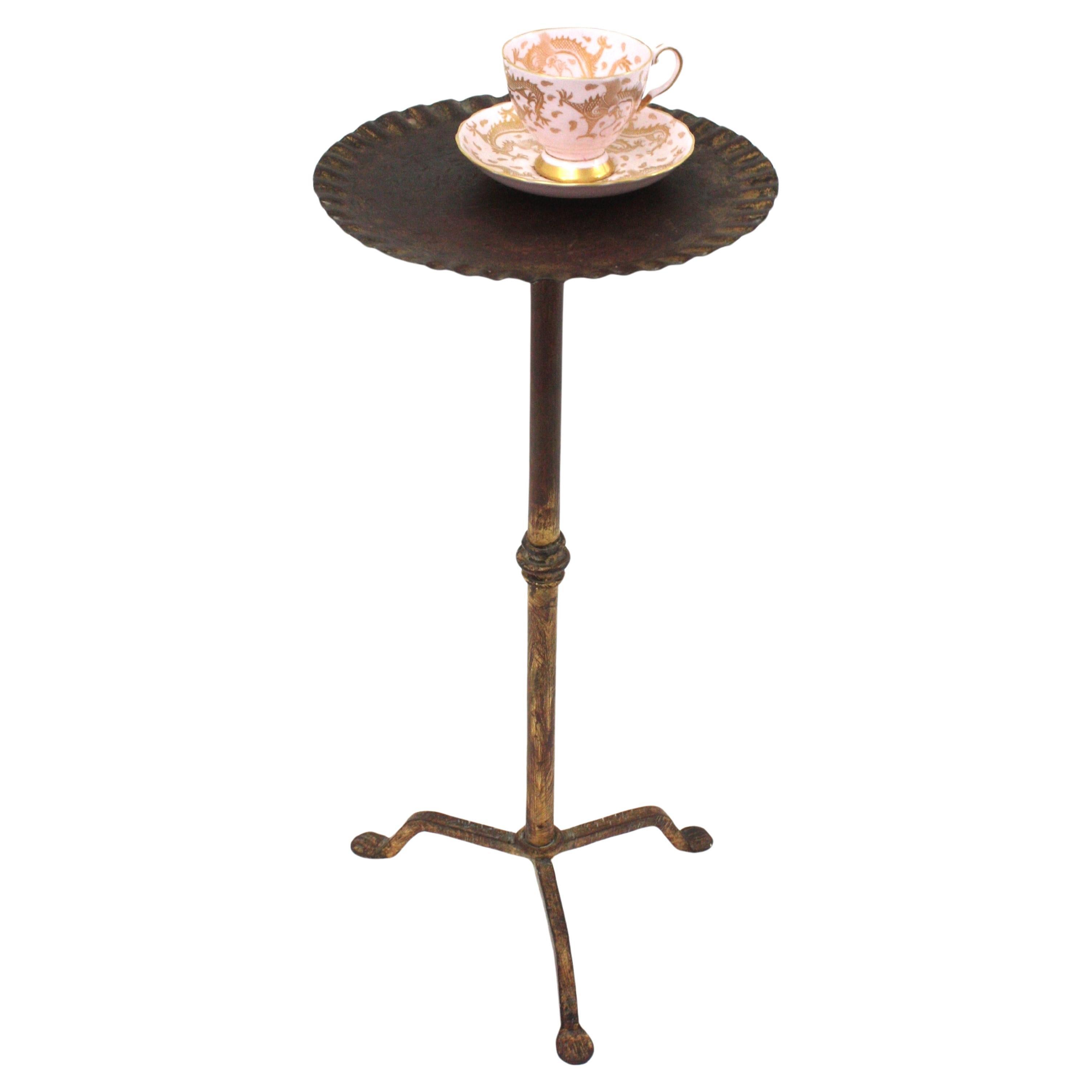 Accattivante tavolino in ferro battuto a mano, tavolino da Martini, tavolino da salotto, Spagna, anni '50
Interamente realizzato a mano.
Questo tavolino ha una struttura elegante, ha un design pulito ed è fortemente decorato dai segni del martello.