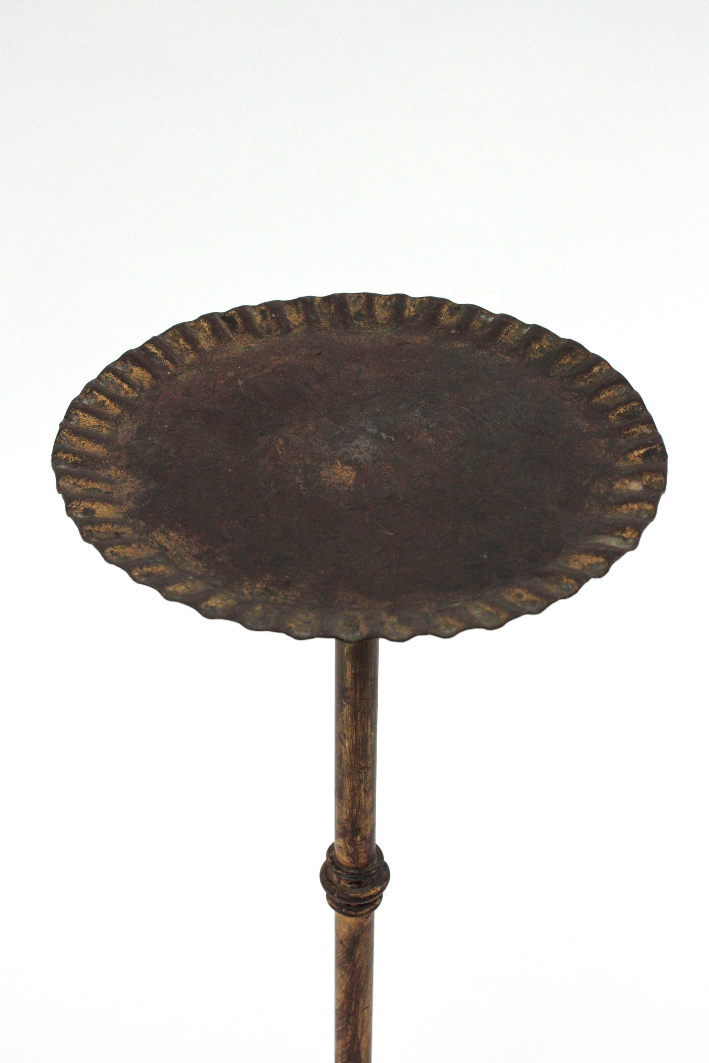 Spagnolo Tavolino spagnolo Gueridon / Tavolino in ferro dorato Parcel, anni '50