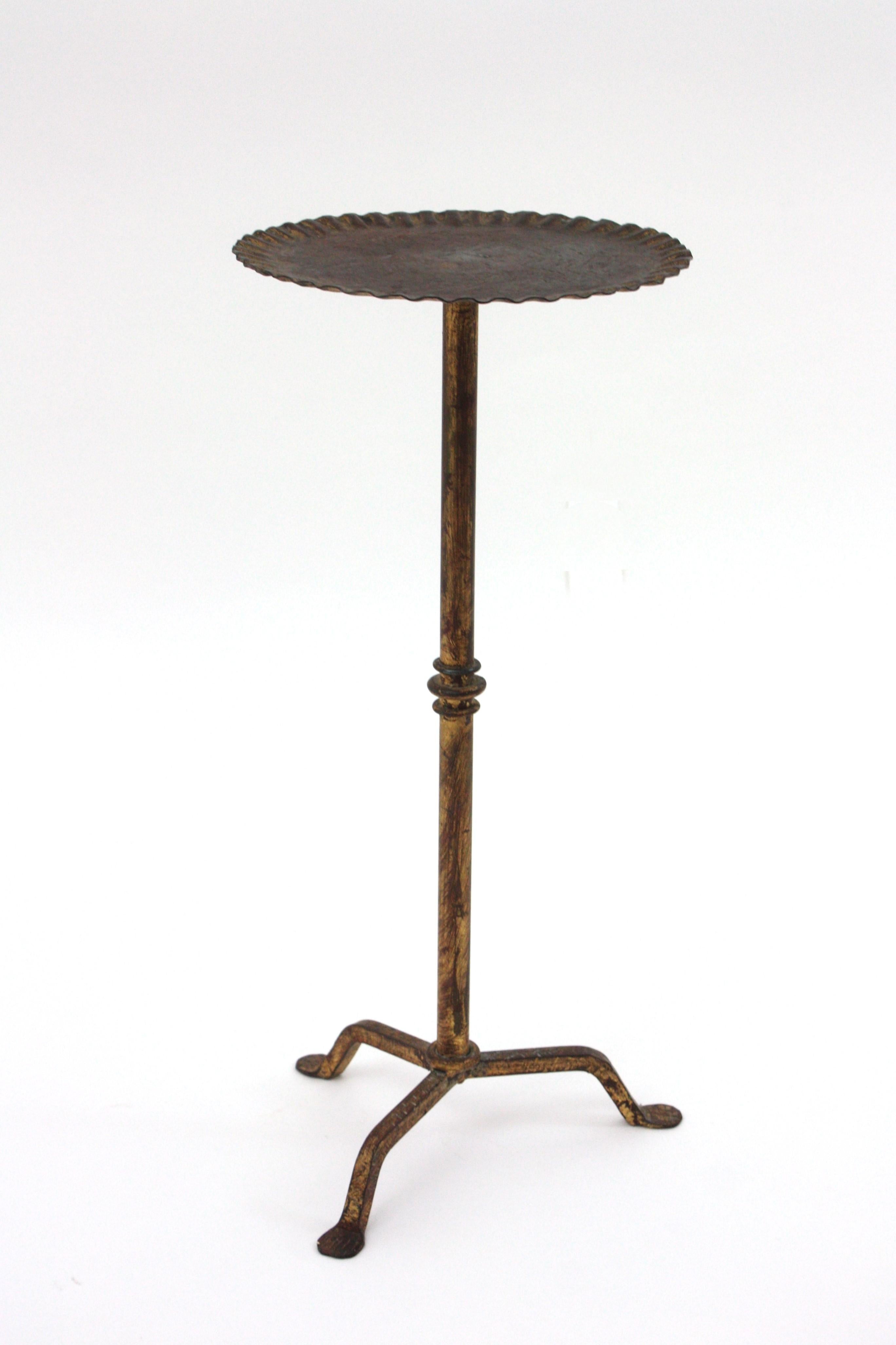 Martellato Tavolino spagnolo Gueridon / Tavolino in ferro dorato Parcel, anni '50