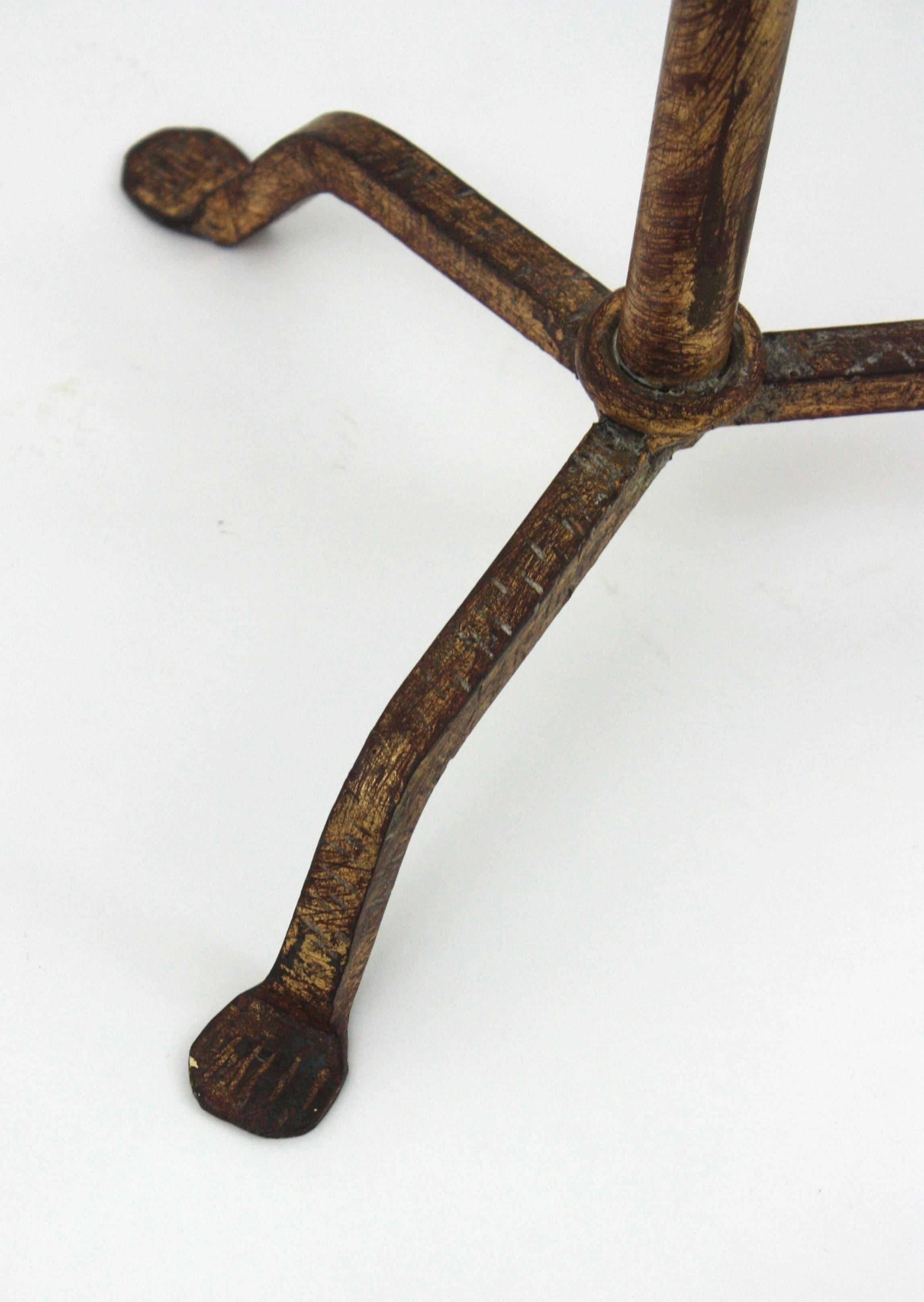Tavolino spagnolo Gueridon / Tavolino in ferro dorato Parcel, anni '50 1