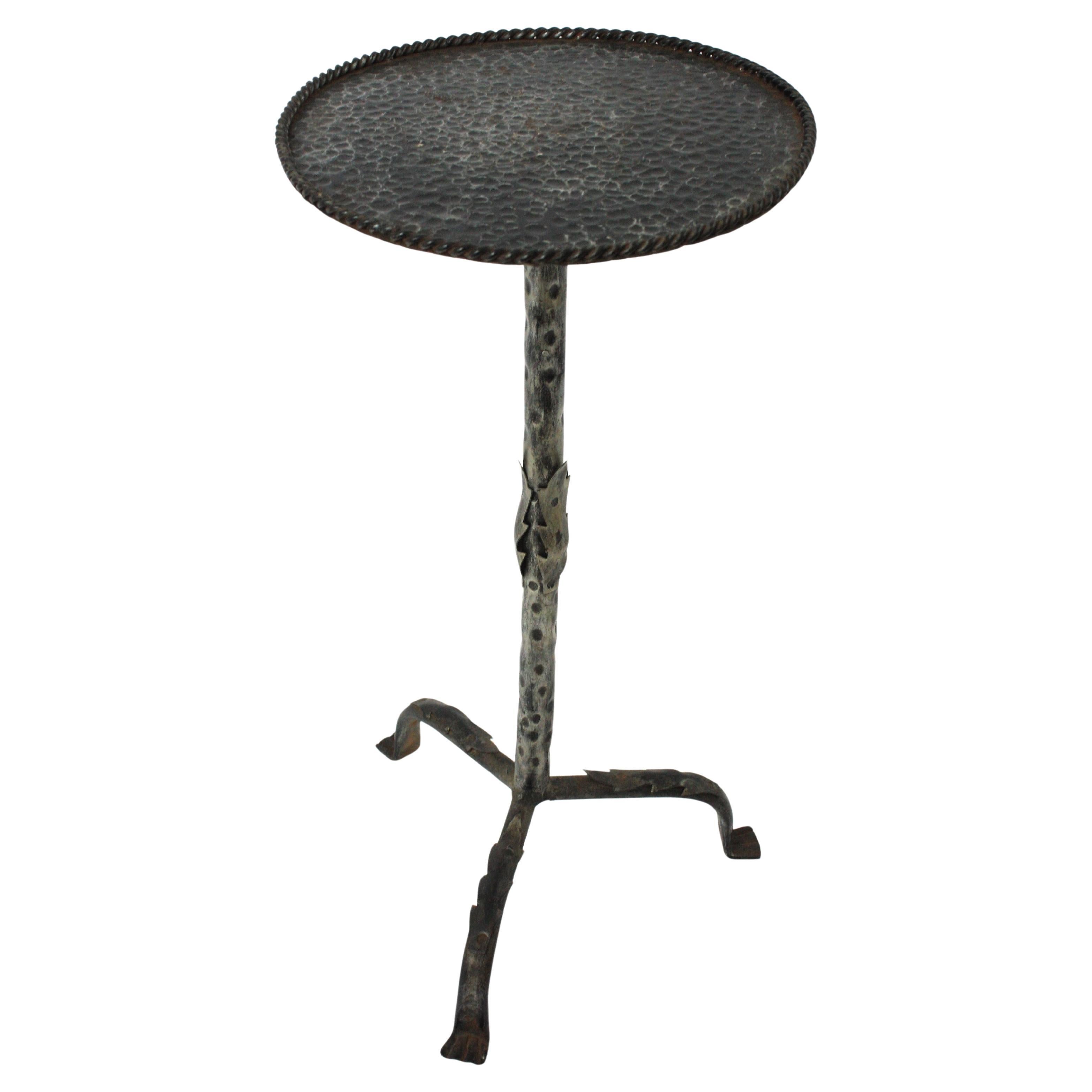 What is a gueridon table?