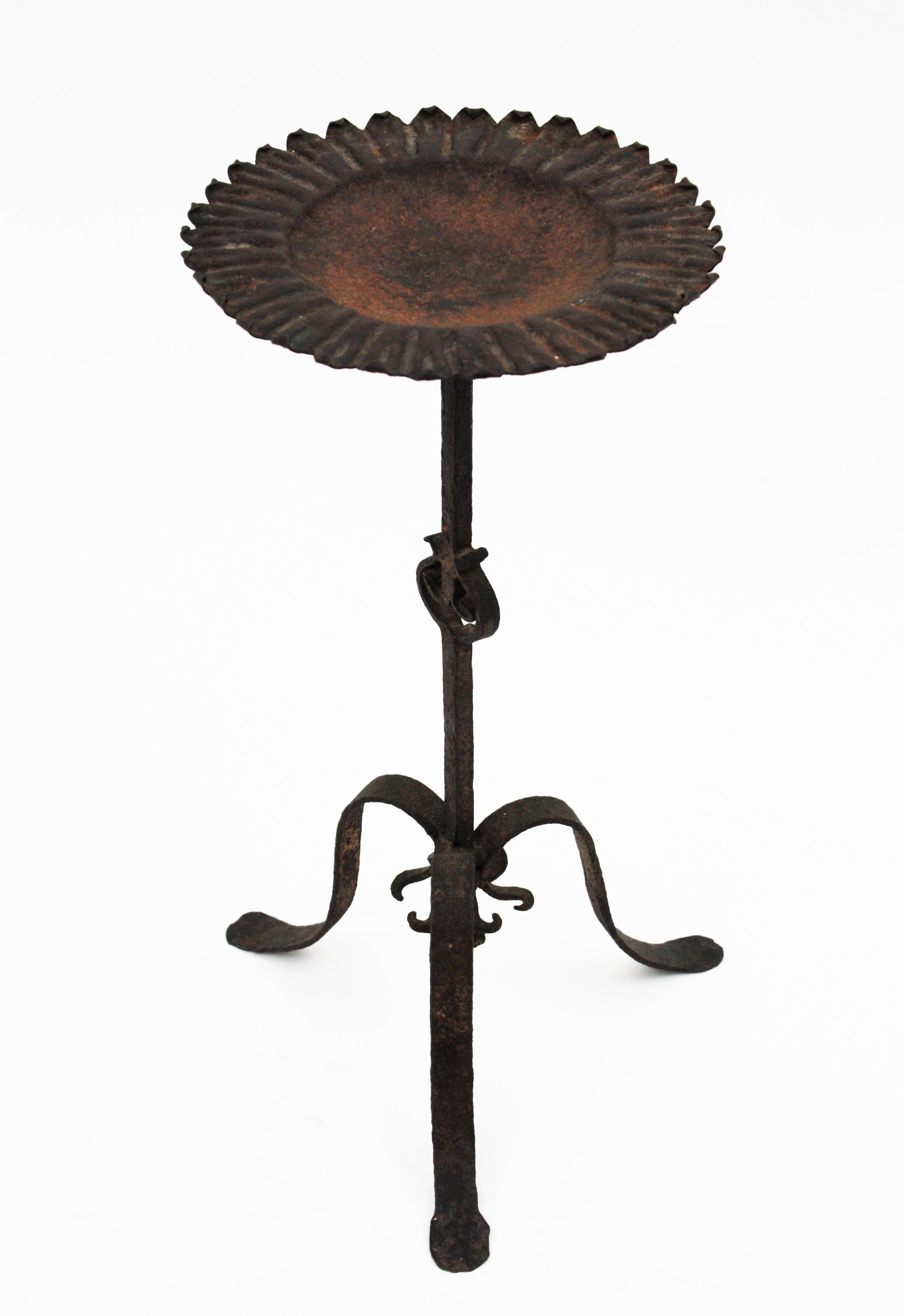 Spanish wrought iron gueridon end table / cocktails table standing on a tripod base, Spain, 1940s.
Handcrafted in wrought iron. The top of this pedestal table has a wavy edge standing on a tripod base with decorative details on the stem. Terrific