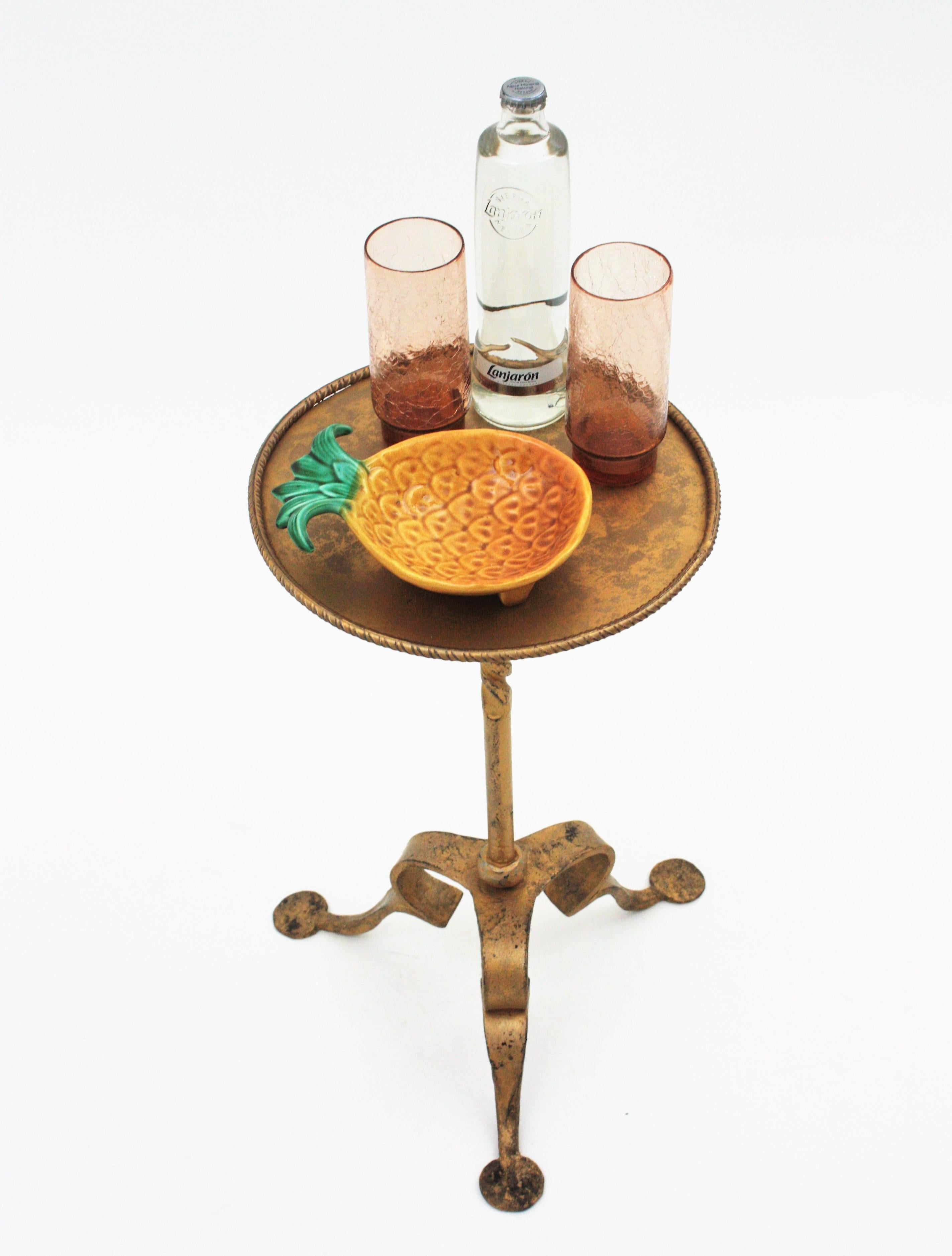 Gothique Table d'appoint / table à boissons / table à martini en fer forgé et doré, Espagne, années 1950 en vente