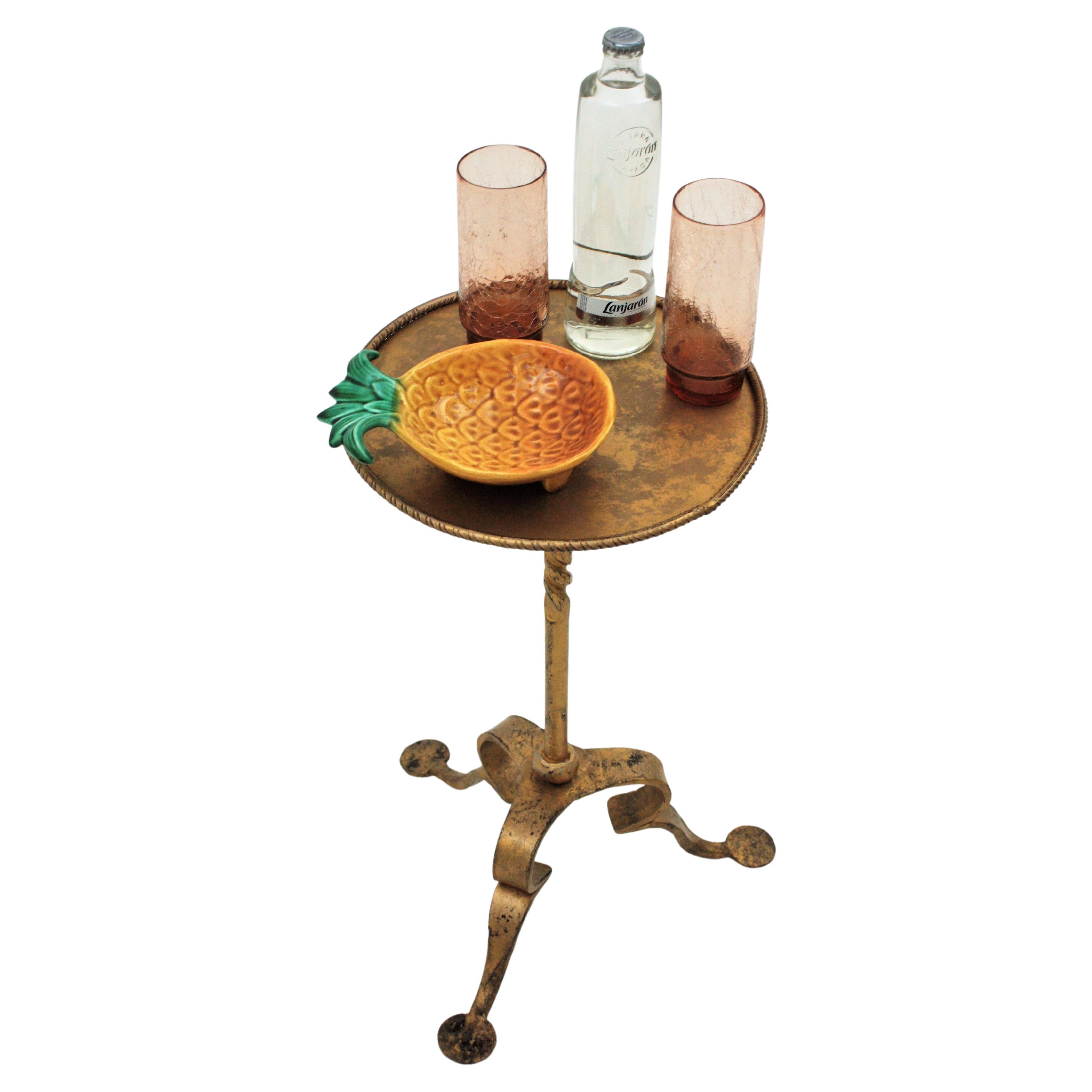 Mesa auxiliar de bebidas / mesa de martini de hierro dorado español, años 50