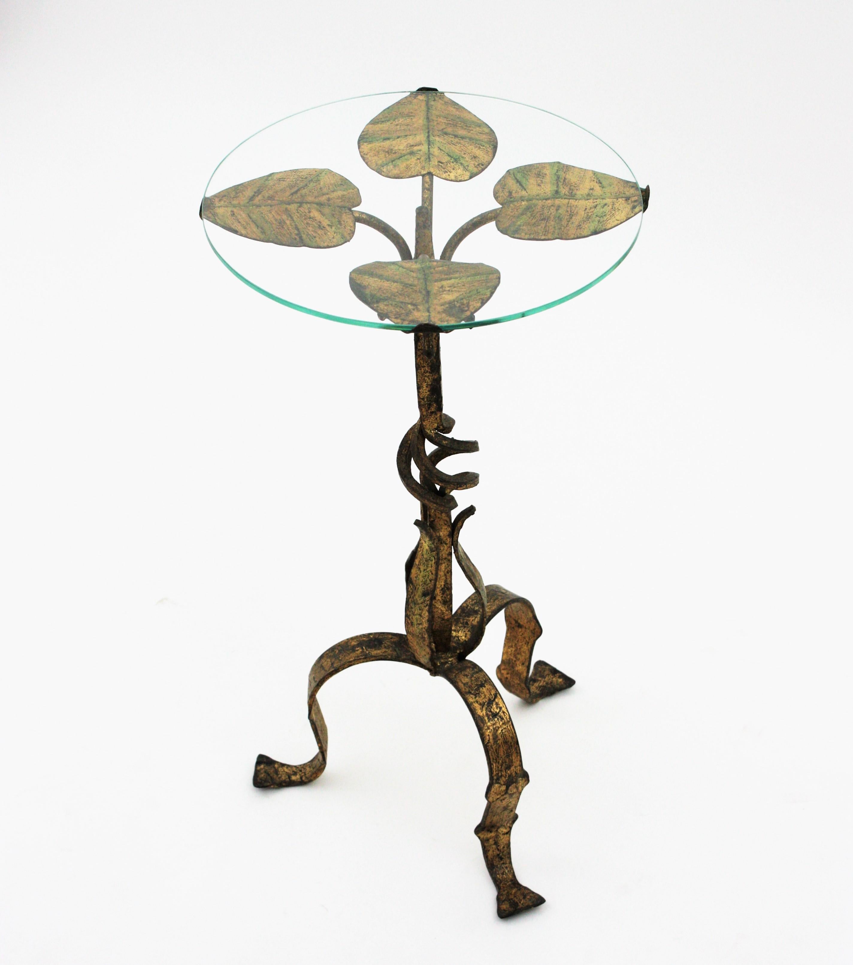 Spanish Drinks Table or Side Table with Foliage Design, Gilt Iron and Glass In Good Condition In Barcelona, ES