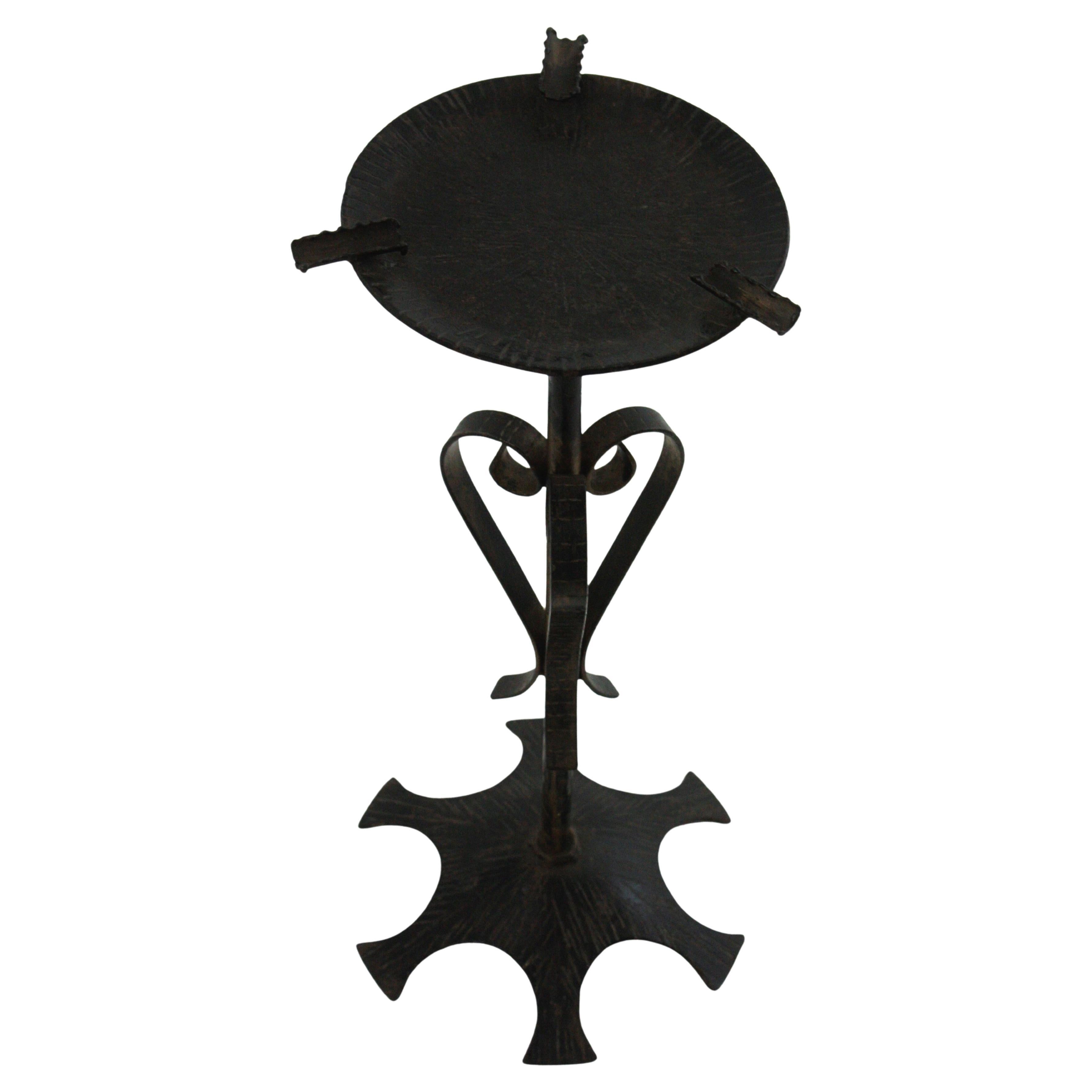 Tavolo da Martini // Gueridon // Tavolino // Tavola di servizio // Tavolino da bere // Posacenere da terra

Accattivante tavolino per bevande / posacenere da terra in ferro martellato a mano  in piedi su una base a forma di ruota dentata. Spagna,