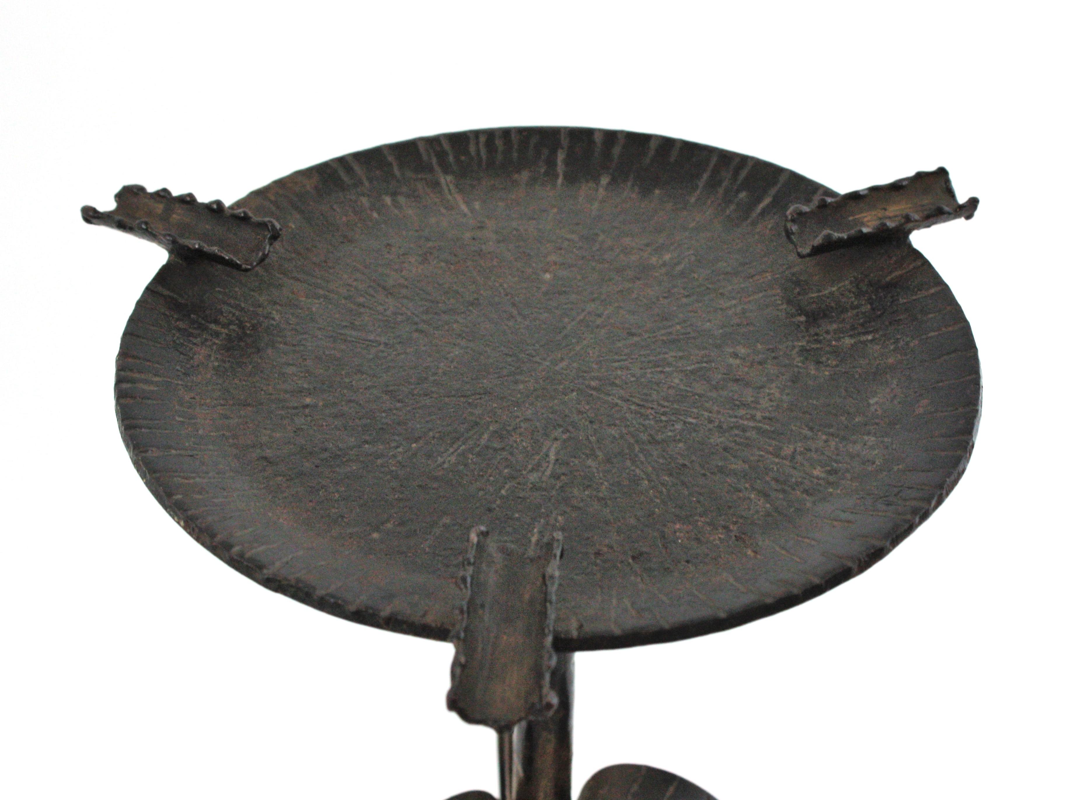 Mid-Century moderno Tavolino / Tavolino / Posacenere spagnolo in ferro nero in vendita