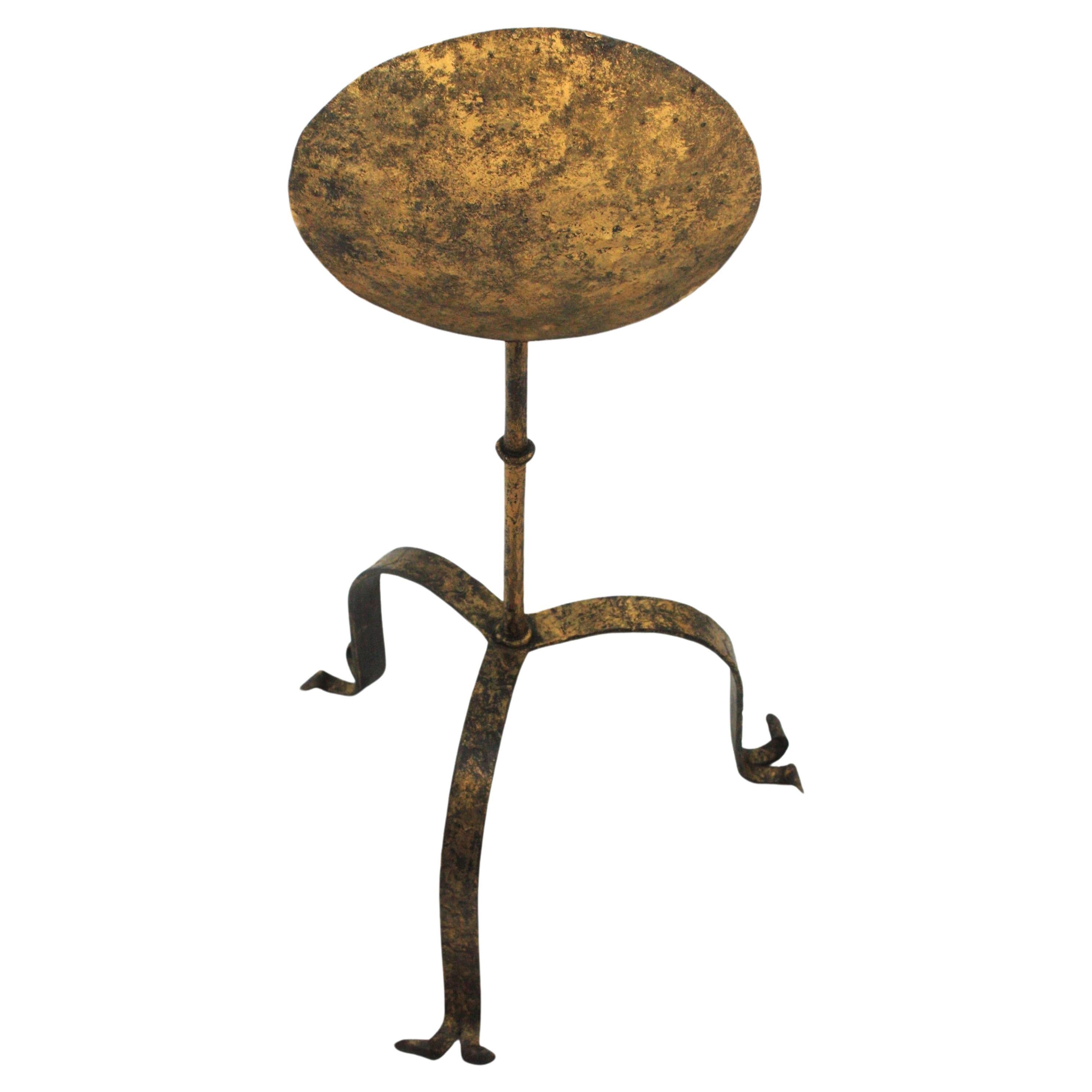Spanish gilt wrought iron drink / cocktails table standing on a tripod base, Spain, 1940s.
Handcrafted in wrought iron with gilt finish. The round top stands on a tripod base with scroll ended feet. Nice patina.
It will be the perfect choice for a