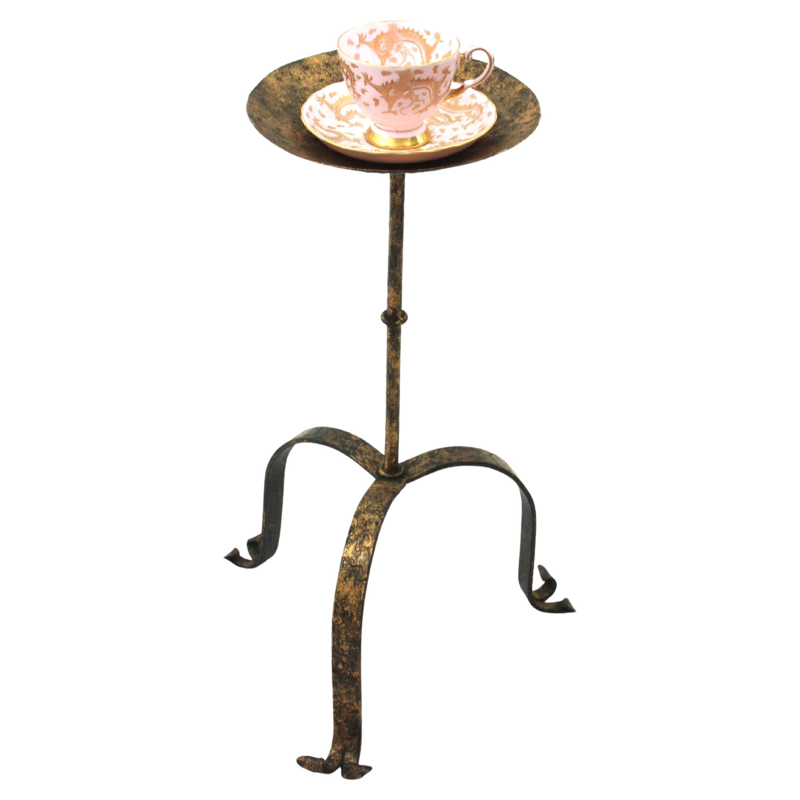 Spanish gilt wrought iron drink / cocktails table standing on a tripod base, Spain, 1940s.
Handcrafted in wrought iron with gilt finish. The round top stands on a tripod base with scroll ended feet. Nice patina.
It will be the perfect choice for a