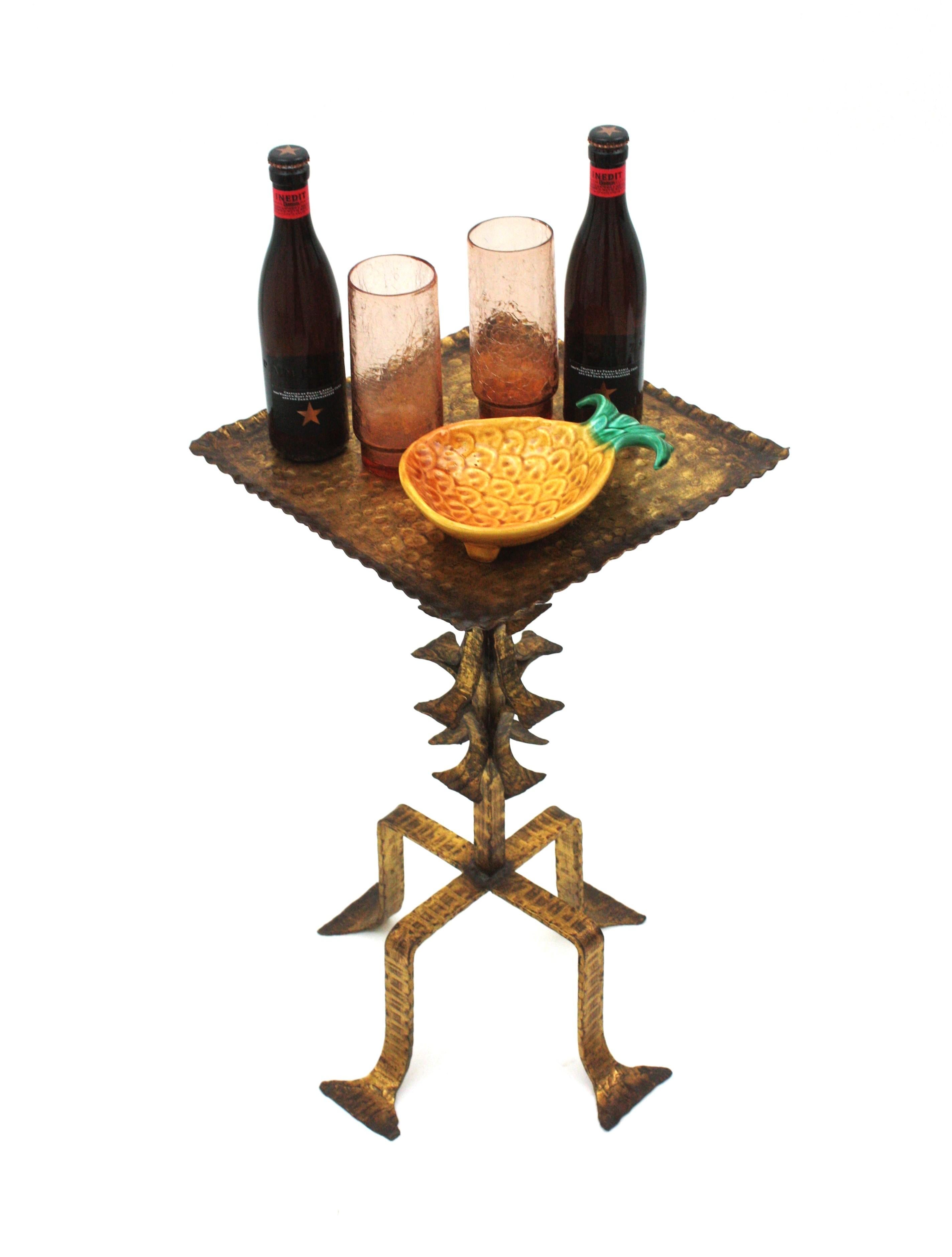 Mid-Century Modern Table d'appoint / Table à boissons / Table à Martini en fer forgé doré en vente