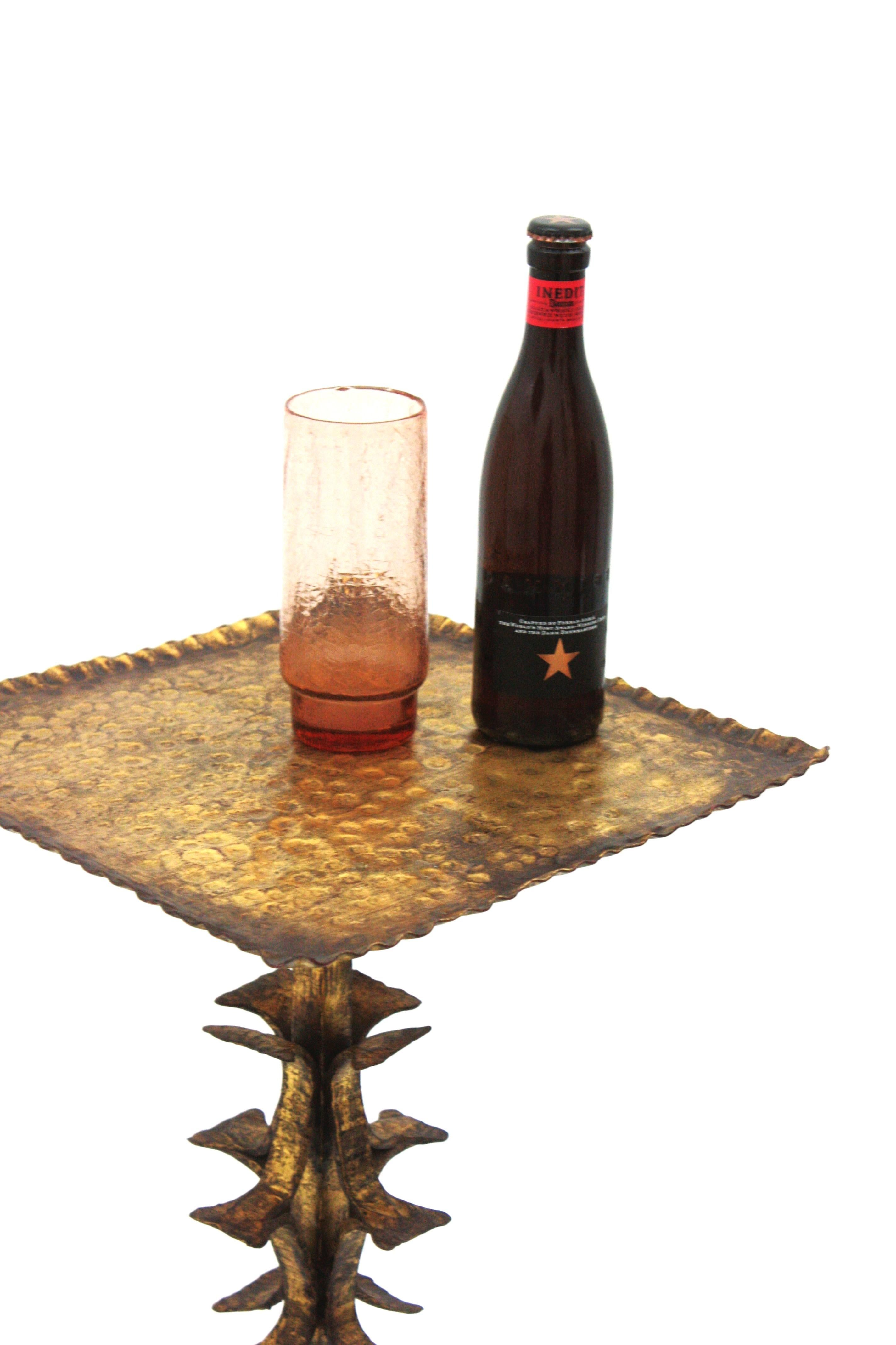 20ième siècle Table d'appoint / Table à boissons / Table à Martini en fer forgé doré en vente