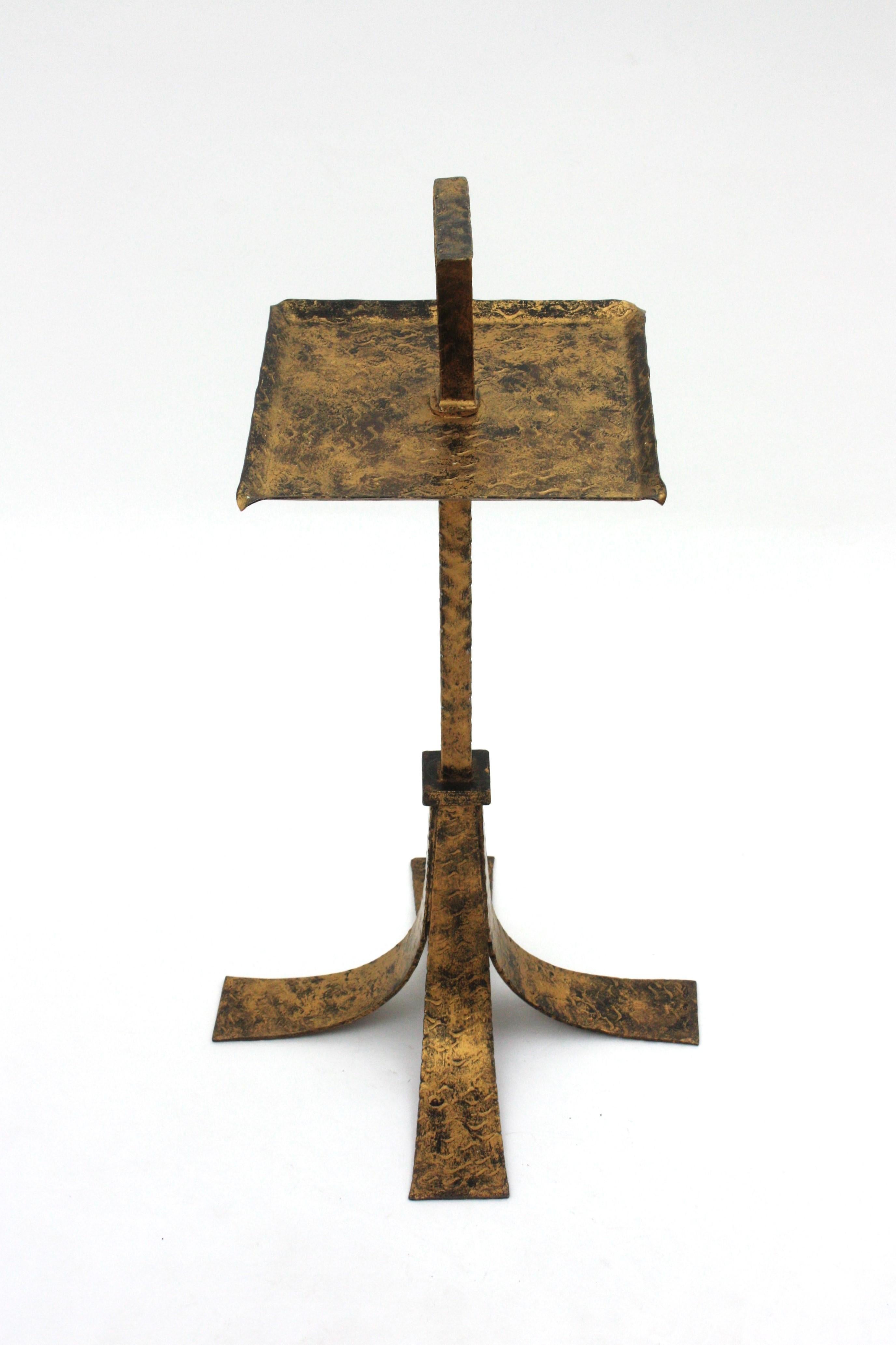 Spanischer brutalistischer quadratischer Trinktisch aus Schmiedeeisen
Vergoldeter, patinierter, brutalistischer Martini-Tisch mit quadratischer Platte und Griff, Spanien, 1950er Jahre
Schmiedeeiserner Tisch auf vier Füßen. Vollständig von Hand