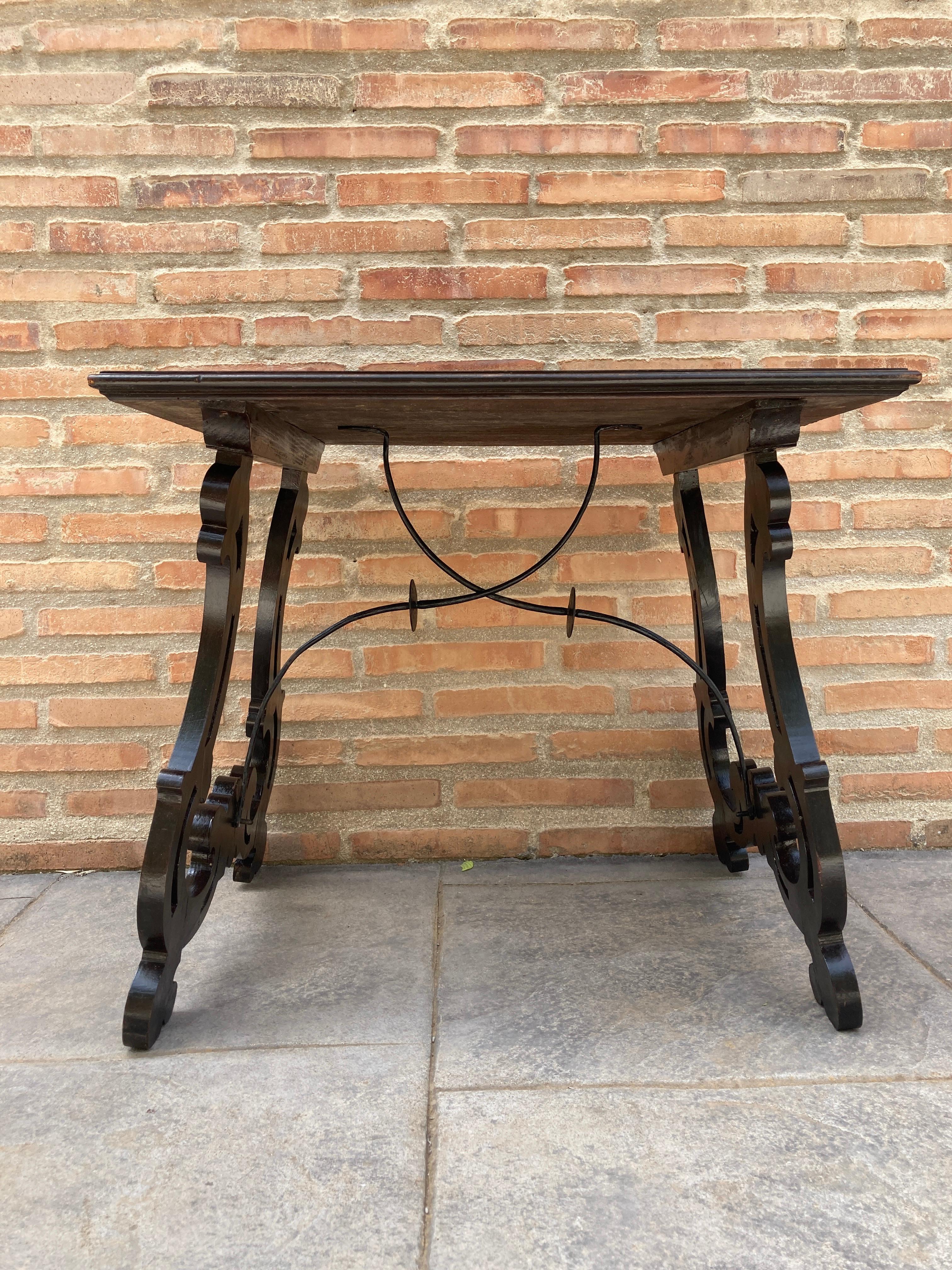 table d'appoint espagnole baroque du XIXe siècle avec plateau en marqueterie

table à tréteaux espagnole du XIXe siècle en noyer. Cette pièce a une grande échelle, de beaux pieds en forme de lyre avec une civière en fer forgé à la main et un