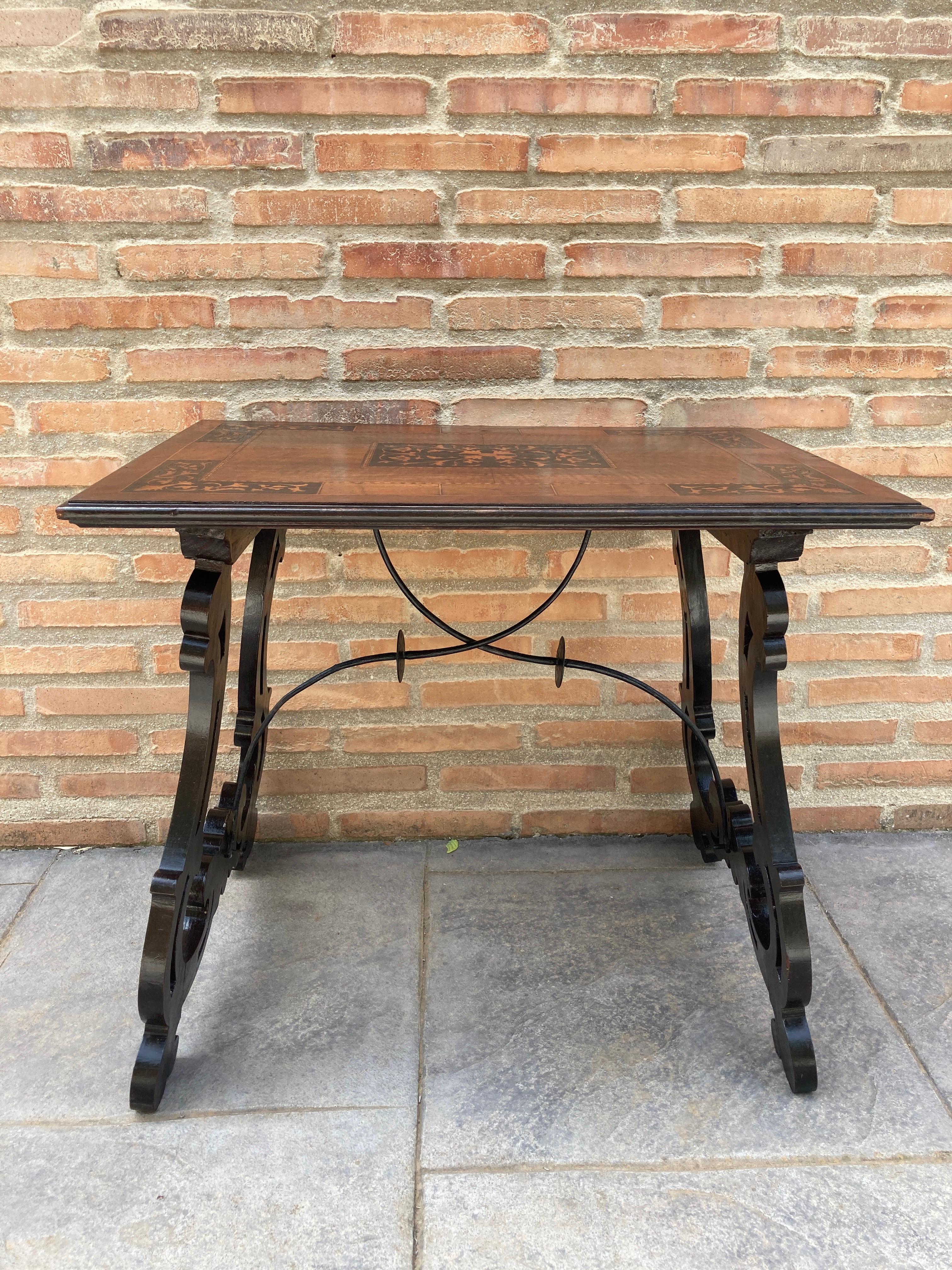 Baroque Table d'appoint baroque espagnole du début du XIXe siècle avec pieds en forme de lyre et plateau en marqueterie en vente