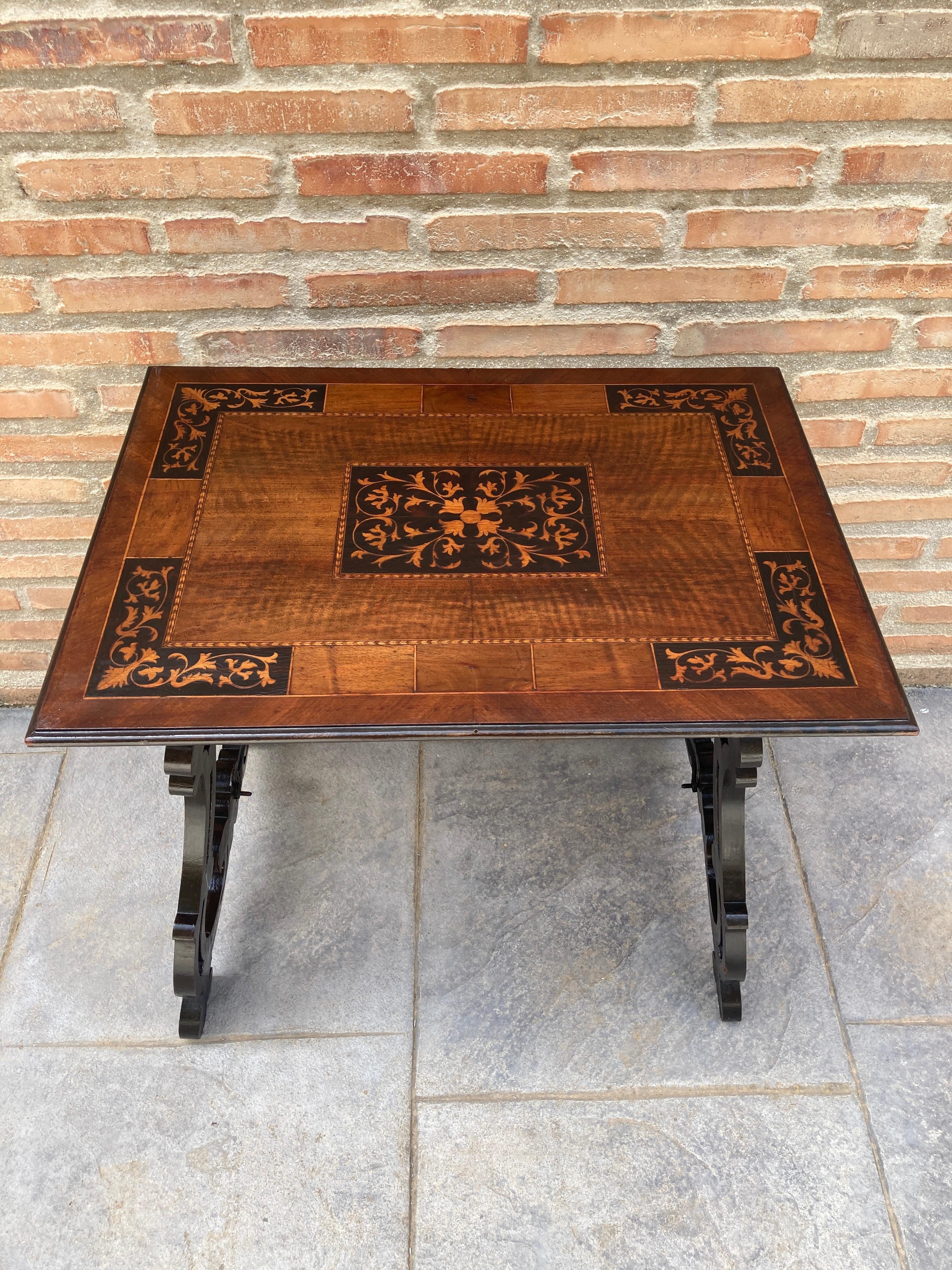 Espagnol Table d'appoint baroque espagnole du début du XIXe siècle avec pieds en forme de lyre et plateau en marqueterie en vente