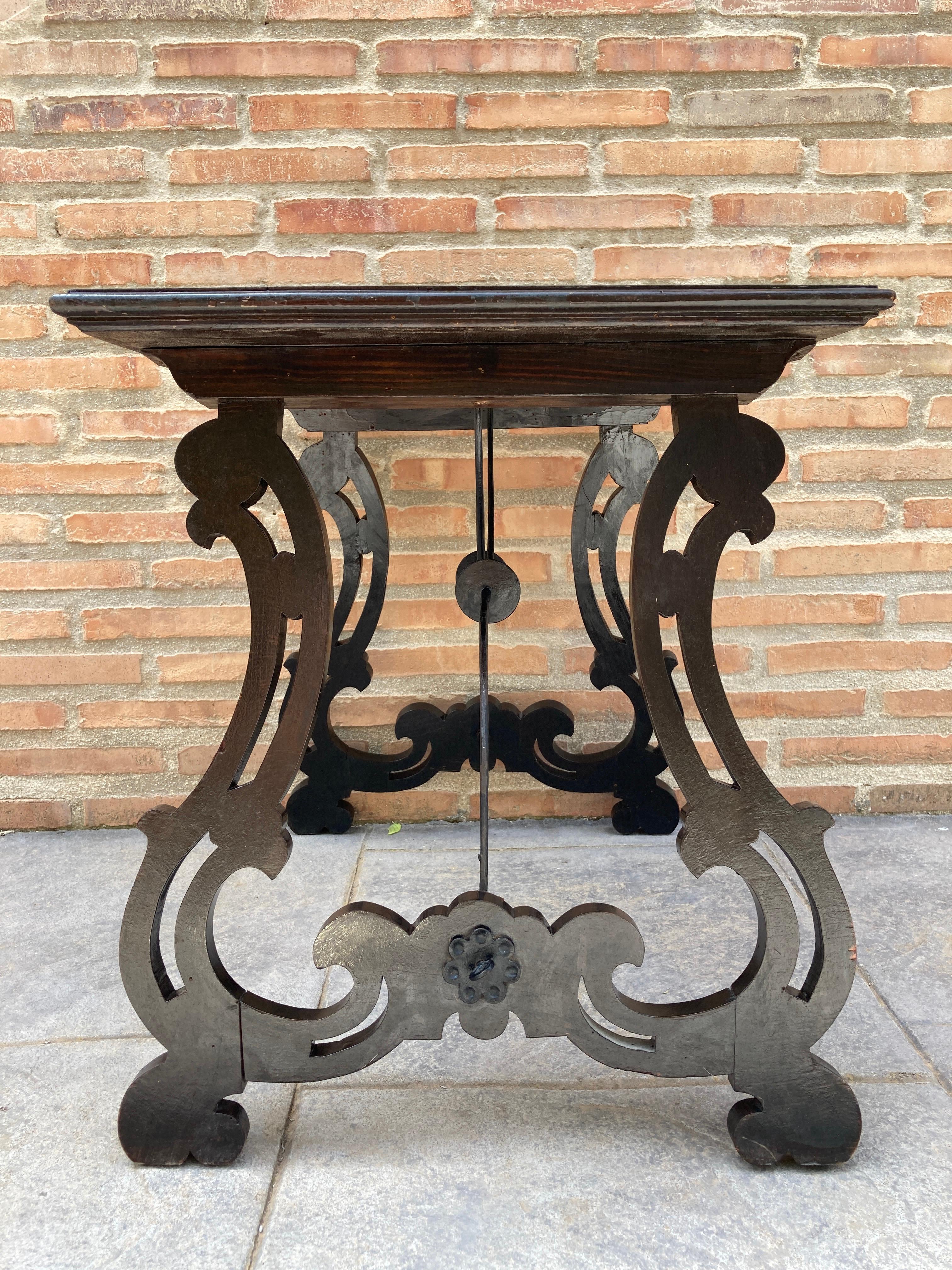 Spanish Early 19th Century Baroque Side Table with Lyre Legs and Marquetry Top For Sale 1