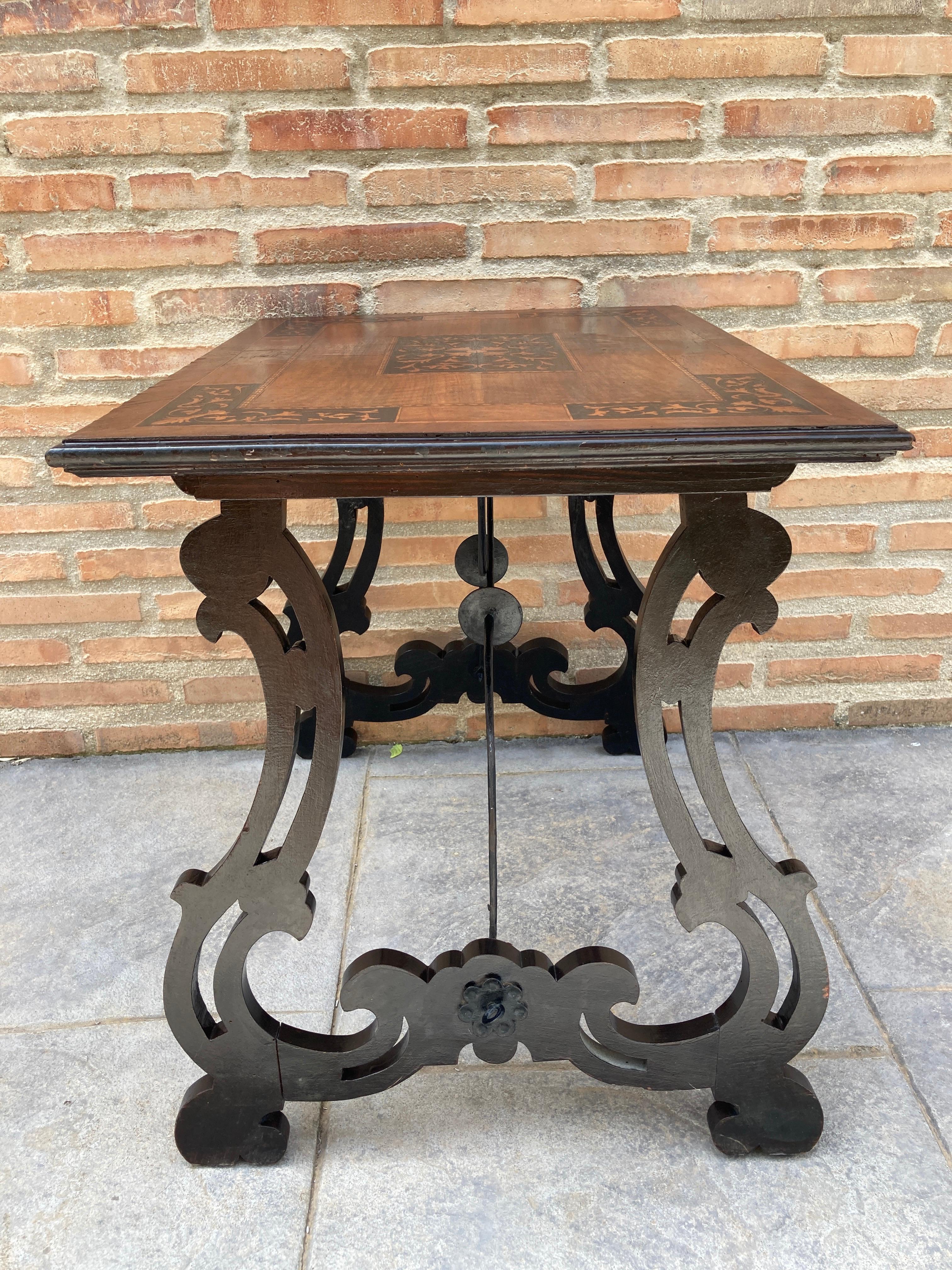 Bois de rose Table d'appoint baroque espagnole du début du XIXe siècle avec pieds en forme de lyre et plateau en marqueterie en vente