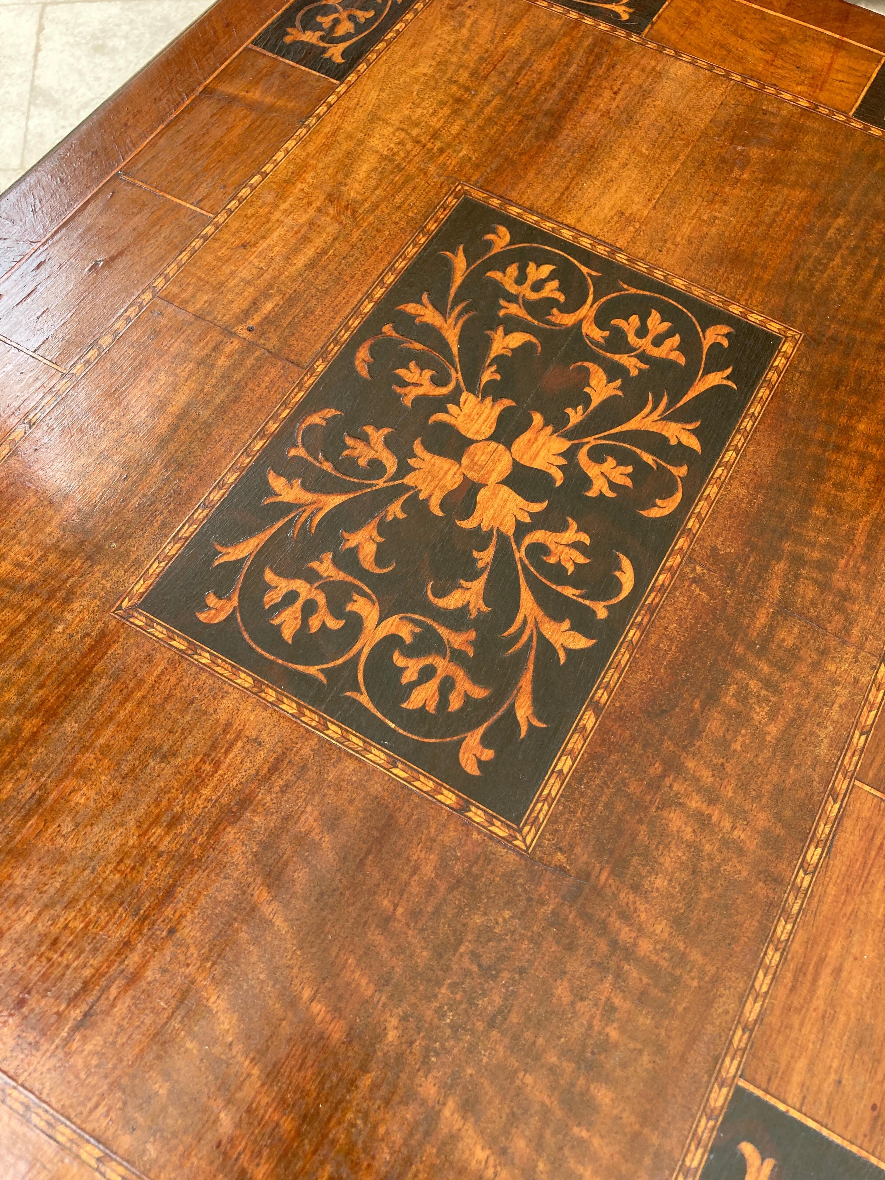 Table d'appoint baroque espagnole du début du XIXe siècle avec pieds en forme de lyre et plateau en marqueterie en vente 2