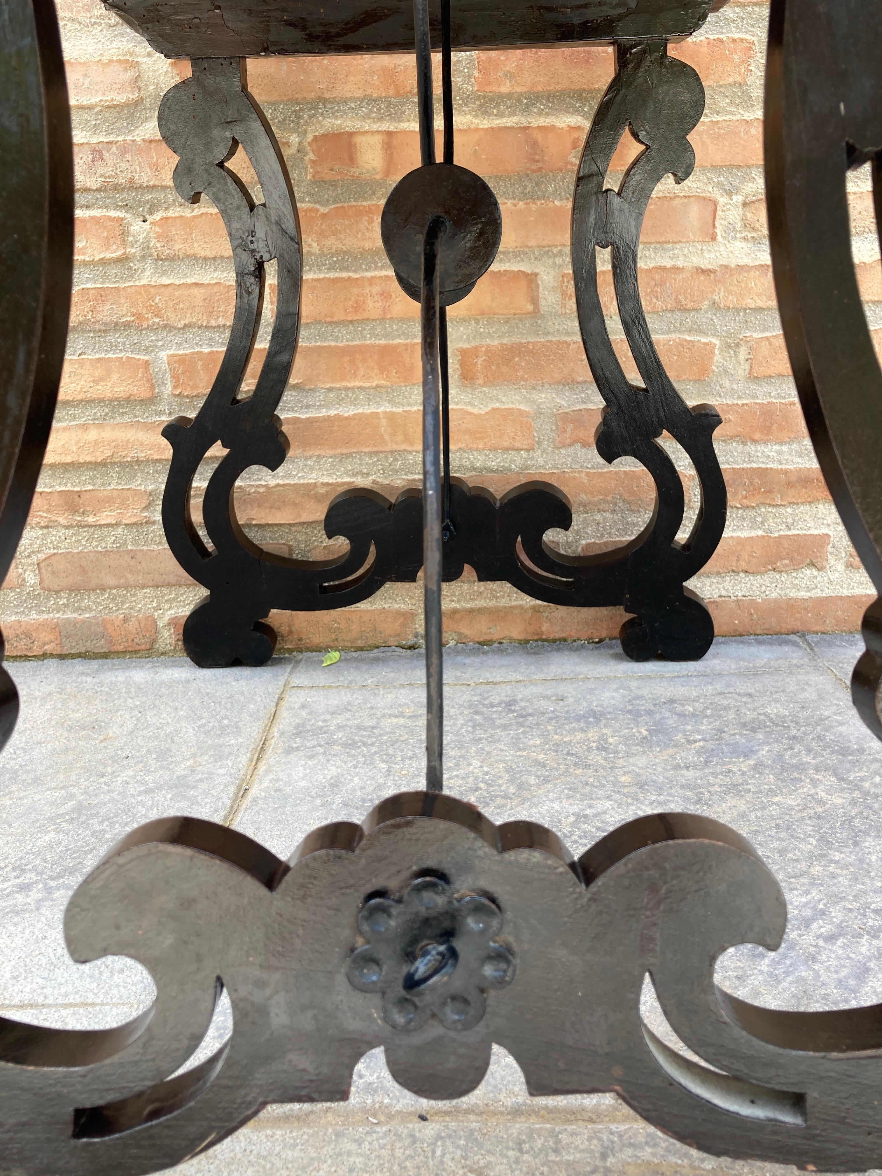 Table d'appoint baroque espagnole du début du XIXe siècle avec pieds en forme de lyre et plateau en marqueterie en vente 3