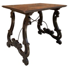 Mesa auxiliar barroca española de principios del siglo XIX con patas de lira y tapa de marquetería