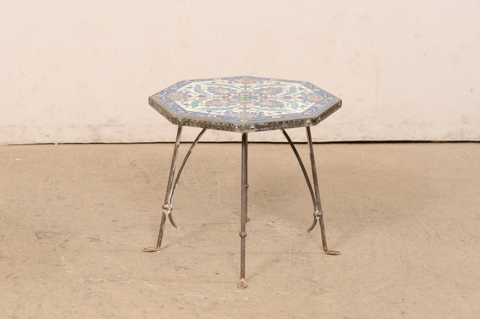 Spanischer Tisch mit Kachelplatte aus dem frühen 20. Jahrhundert auf Eisensockel, achteckige Form im Angebot 6