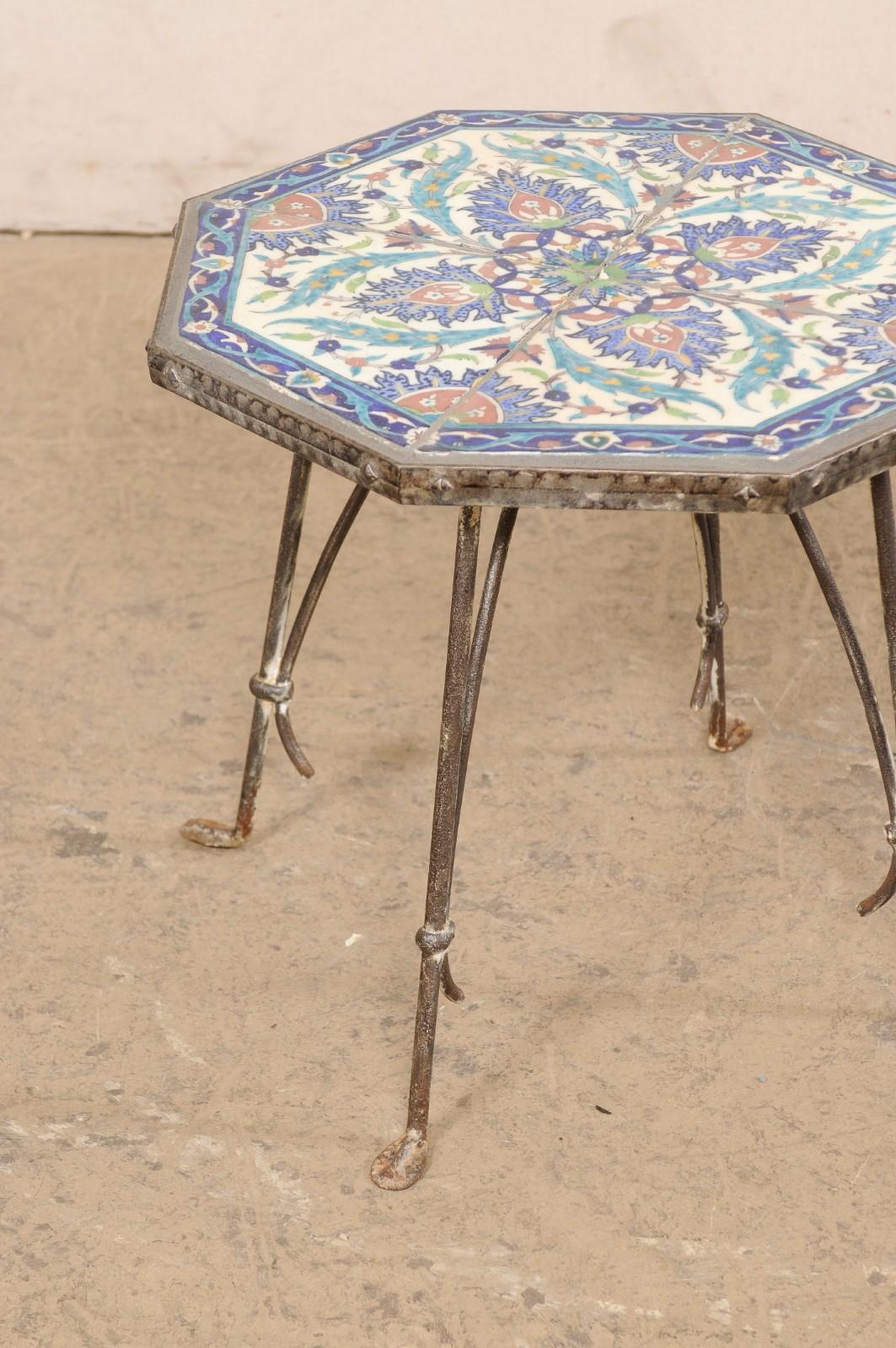 Spanischer Tisch mit Kachelplatte aus dem frühen 20. Jahrhundert auf Eisensockel, achteckige Form im Zustand „Gut“ im Angebot in Atlanta, GA