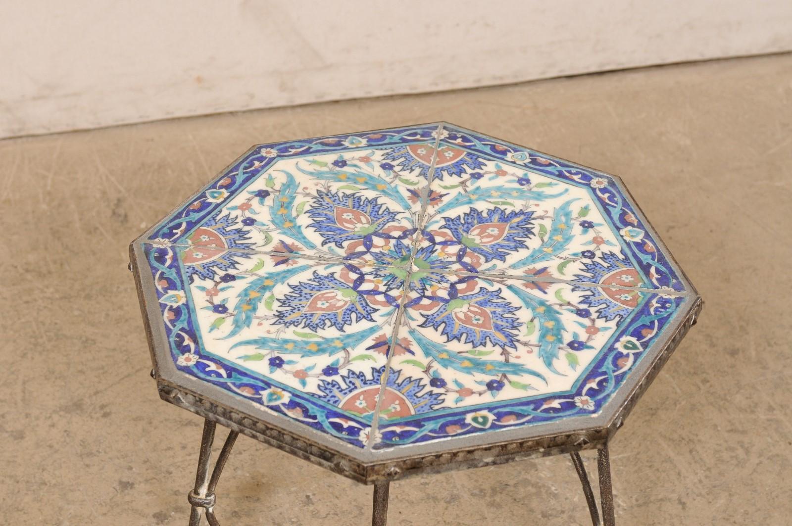 Spanischer Tisch mit Kachelplatte aus dem frühen 20. Jahrhundert auf Eisensockel, achteckige Form (Keramik) im Angebot