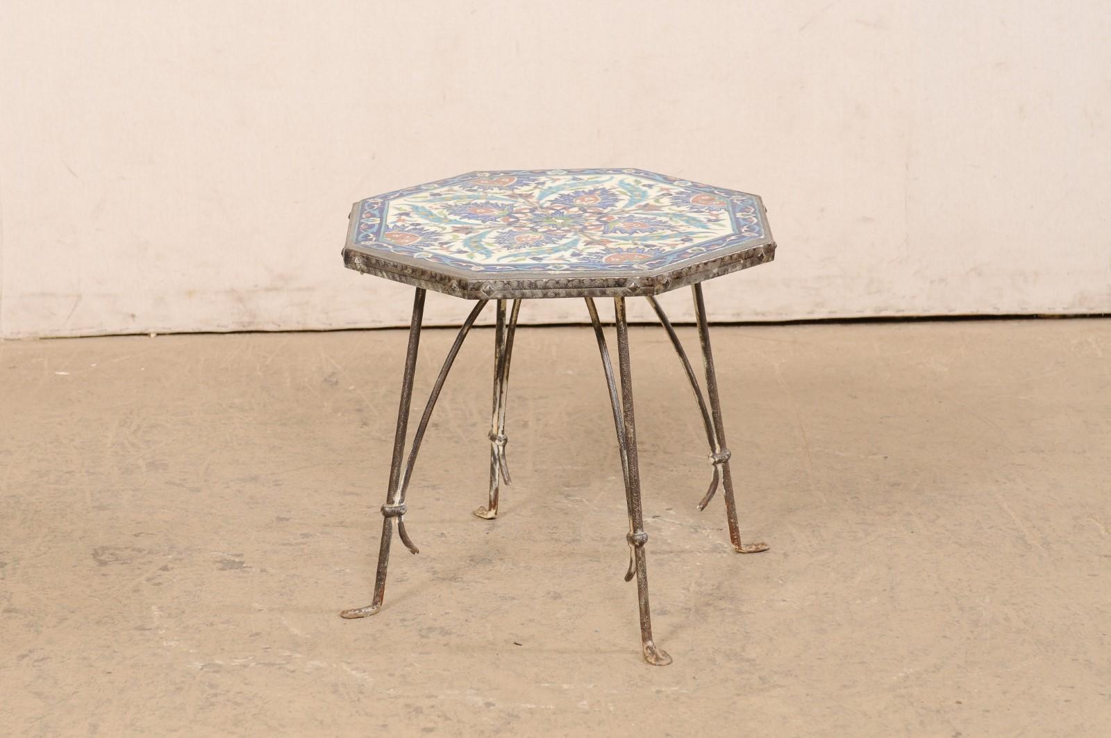 Spanischer Tisch mit Kachelplatte aus dem frühen 20. Jahrhundert auf Eisensockel, achteckige Form im Angebot 1
