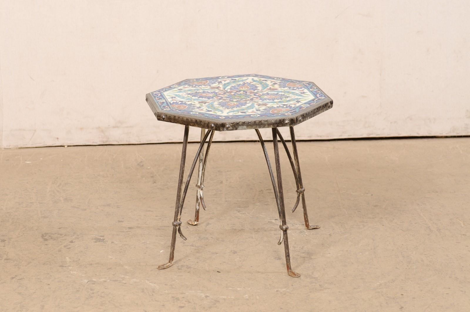 Spanischer Tisch mit Kachelplatte aus dem frühen 20. Jahrhundert auf Eisensockel, achteckige Form im Angebot 3