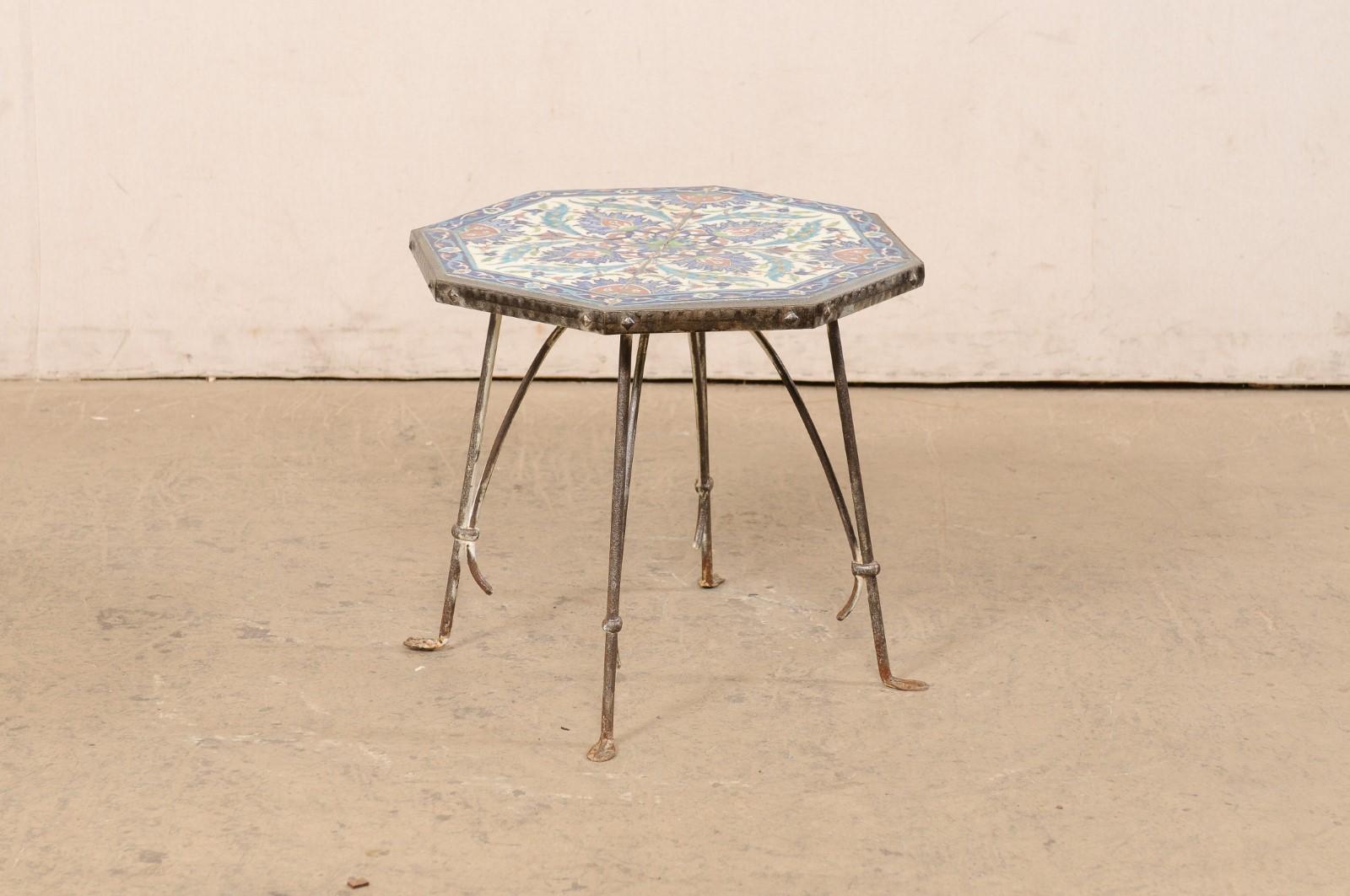 Spanischer Tisch mit Kachelplatte aus dem frühen 20. Jahrhundert auf Eisensockel, achteckige Form im Angebot 4