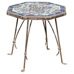 Spanischer Tisch mit Kachelplatte aus dem frühen 20. Jahrhundert auf Eisensockel, achteckige Form