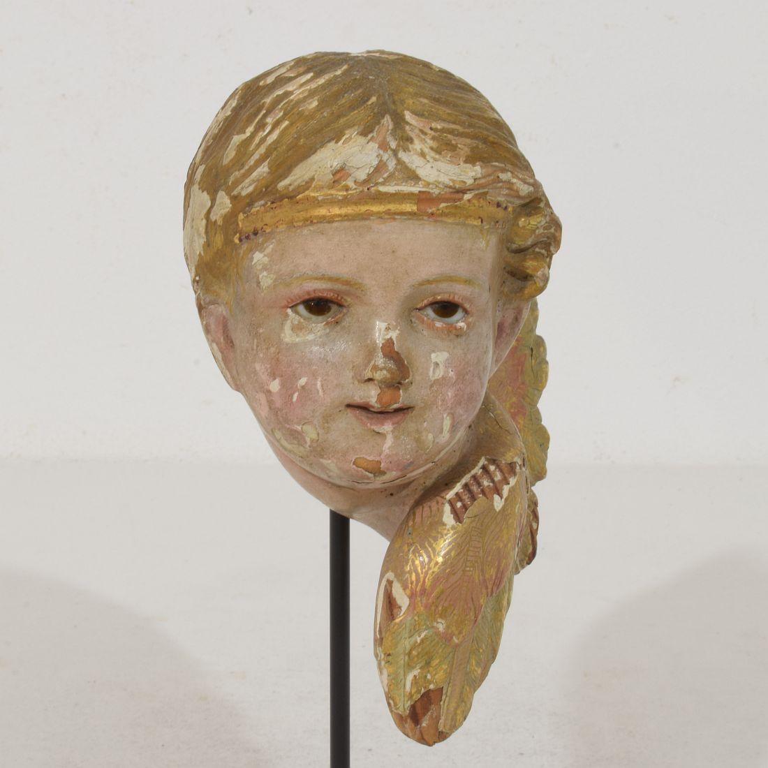 Tête d'ange ailée espagnole du début du 20e siècle sculptée à la main en vente 2